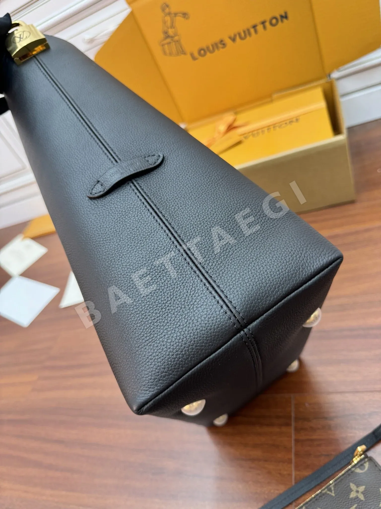 루이비통 M24856 가방 상세 이미지 9
