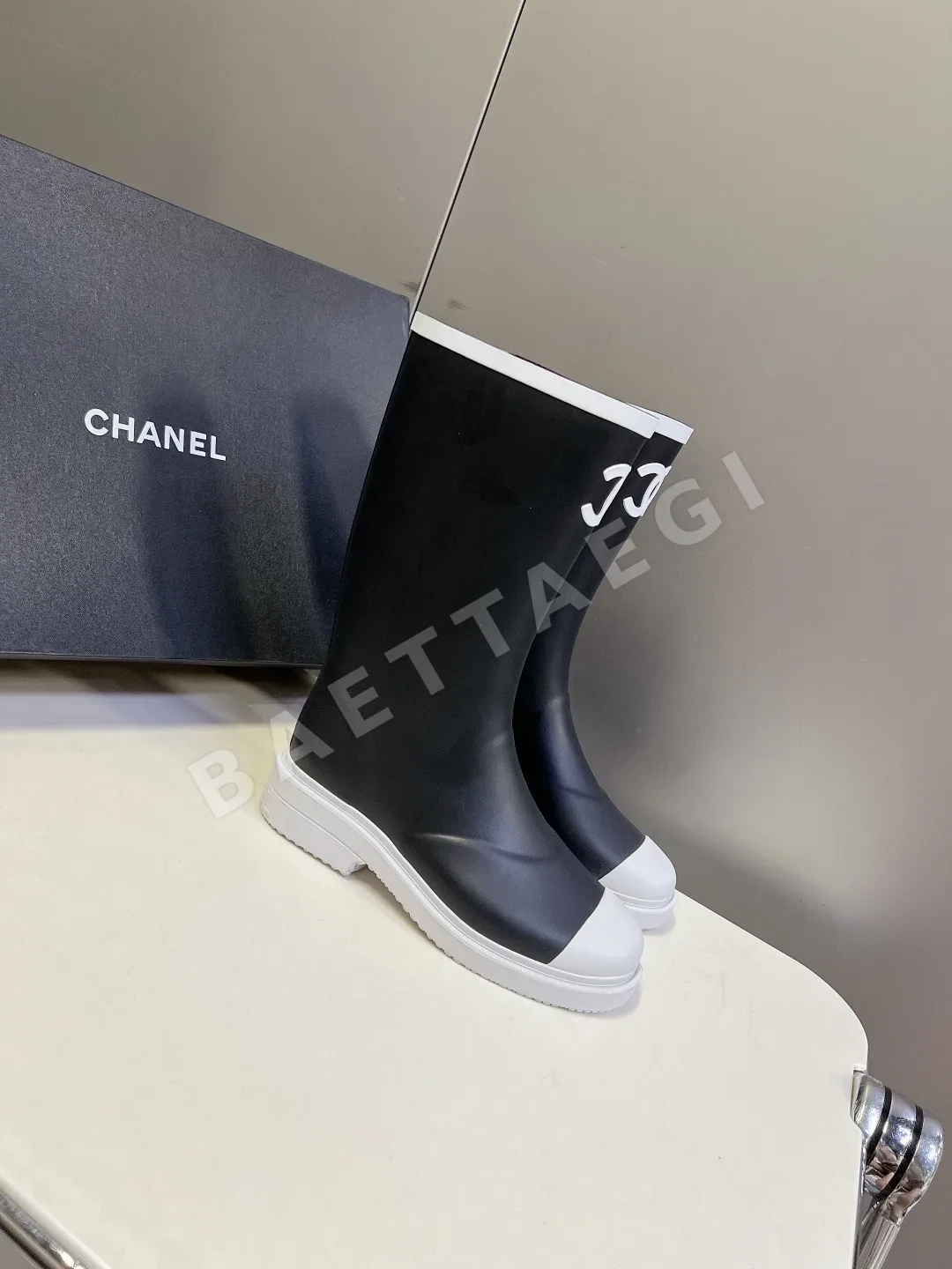 샤넬 더블 C 로고 미들 고무 부츠 상세 이미지 2