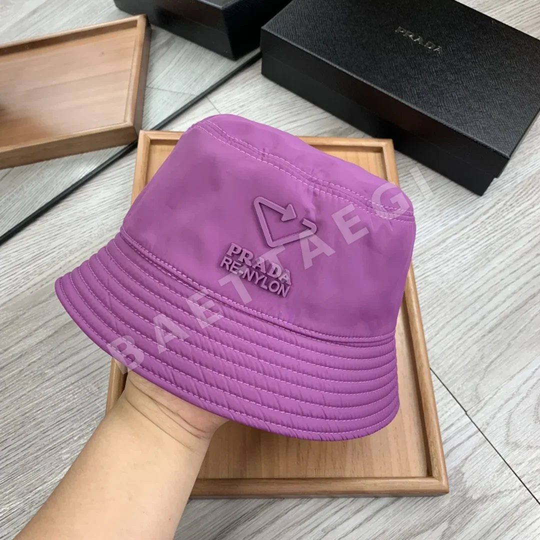 프라다 양면 삼각 로고 버킷 햇 상세 이미지 4