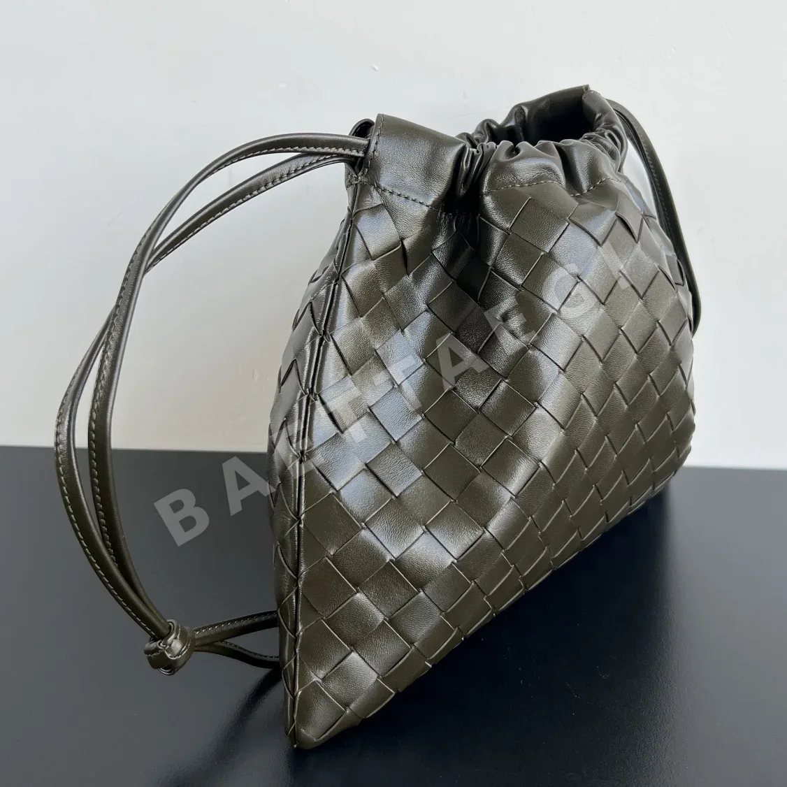 보테가베네타 직조 소가죽 드로스트링 더스트백 796728 6149 상세 이미지 2