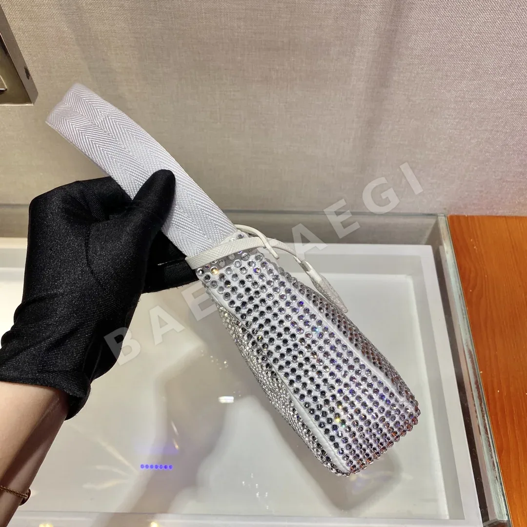 프라다 라인스톤 메시 호보 가방 1NE515 상세 이미지 5