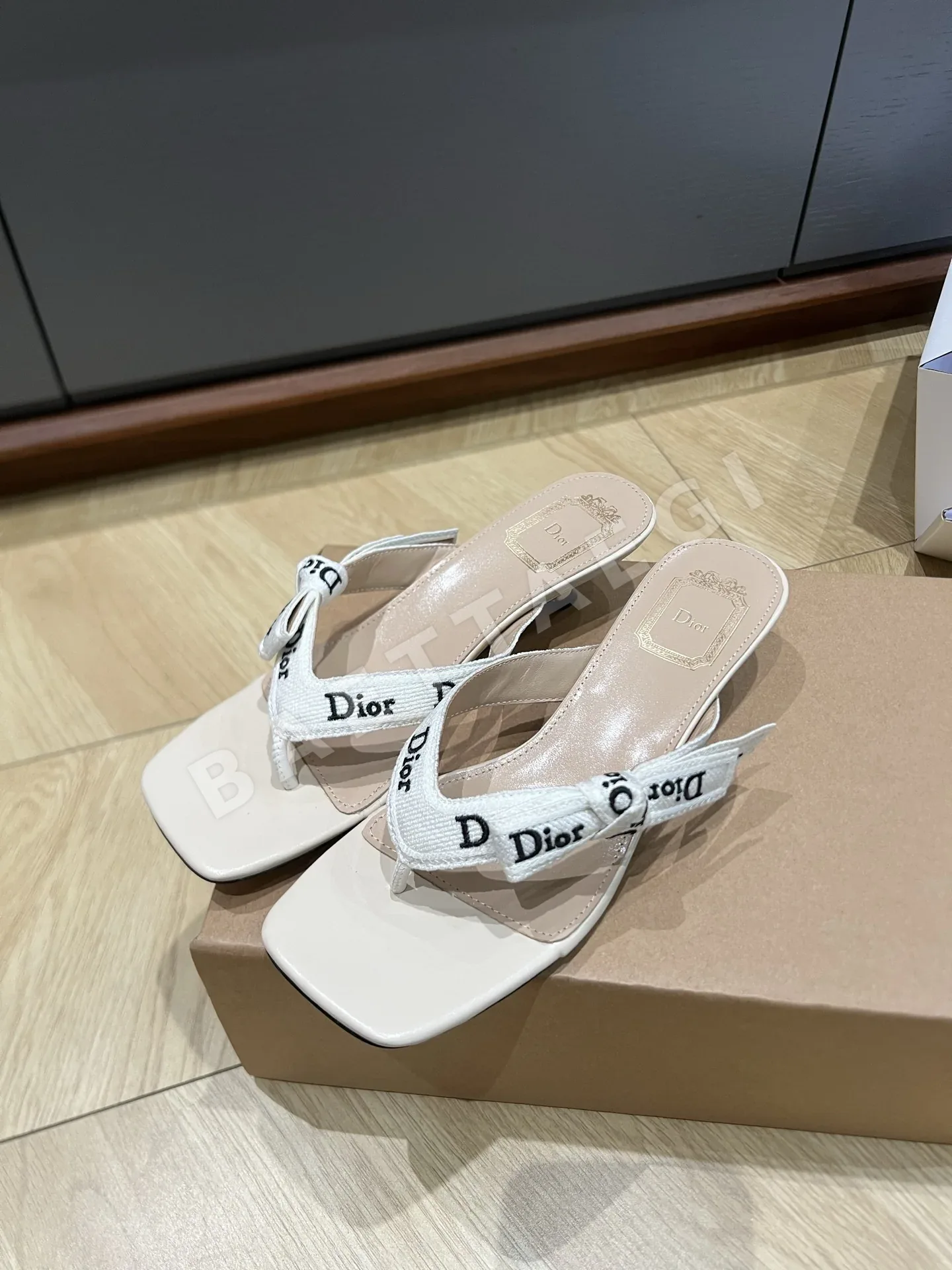 디올 J'A 웨빙 램스킨 샌들 108127
