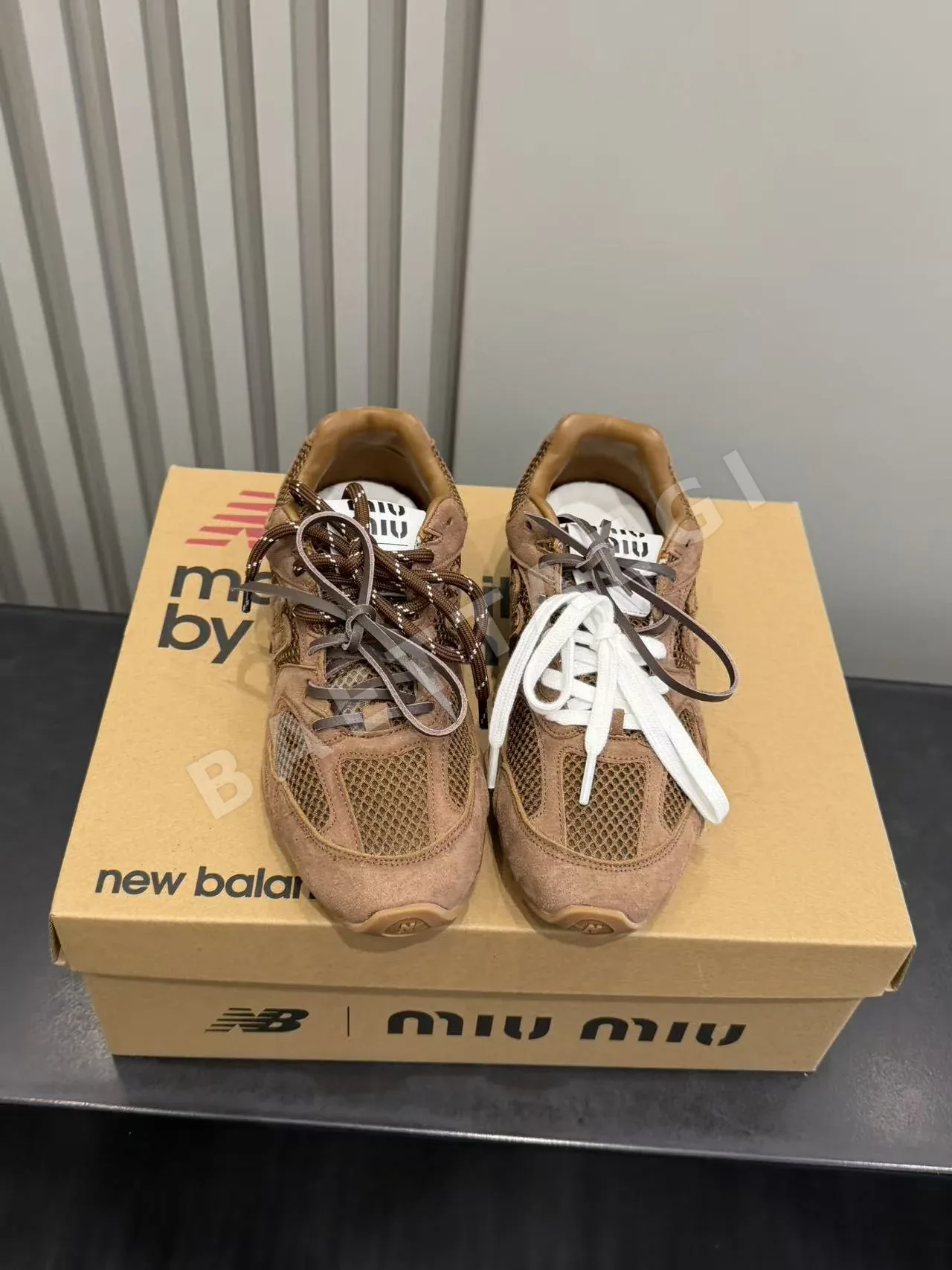 미우미우 메시 소재 캐주얼 신발 상세 이미지 2