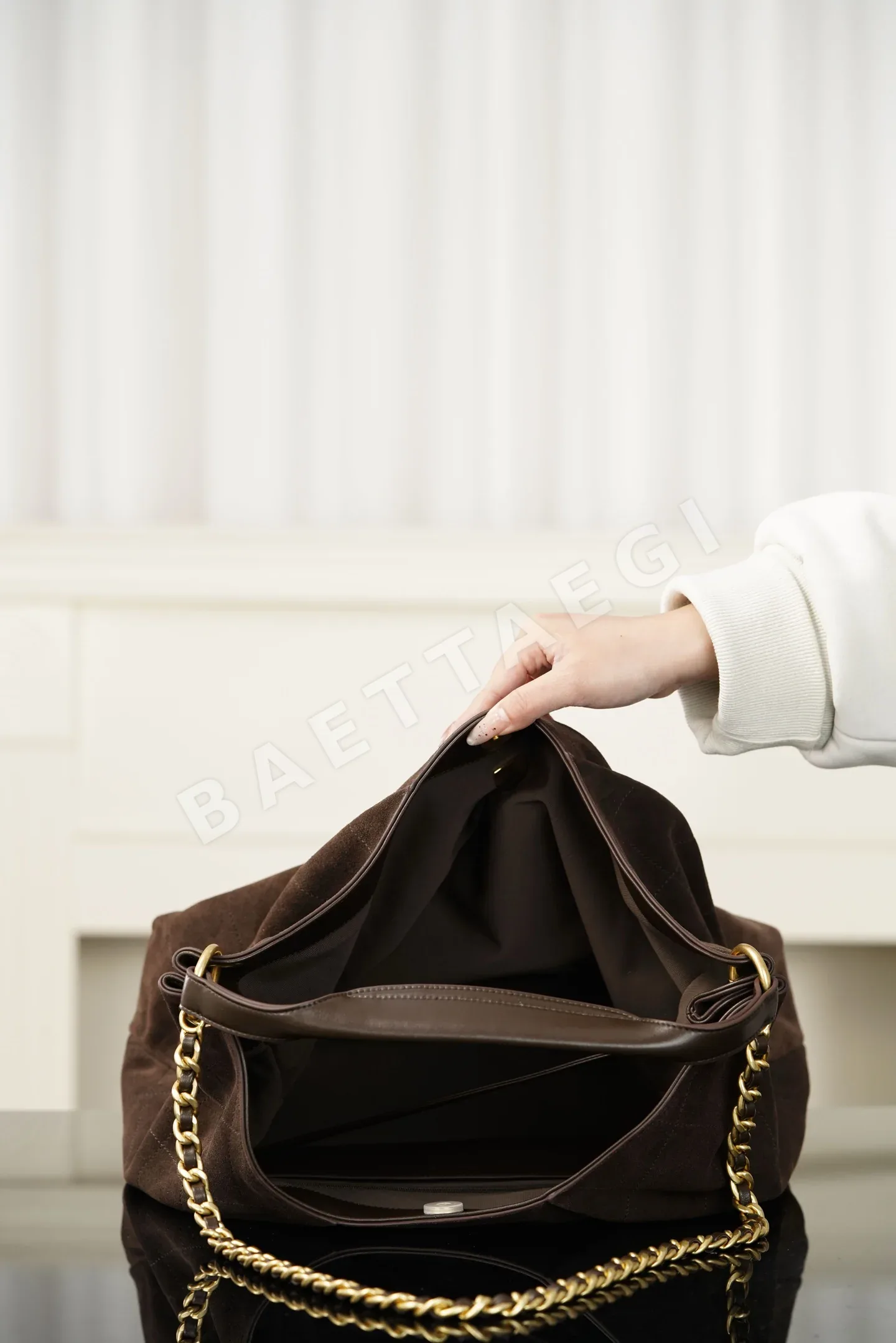 샤넬 뉴 히피 허브 맥시 스웨이드 가방 상세 이미지 8