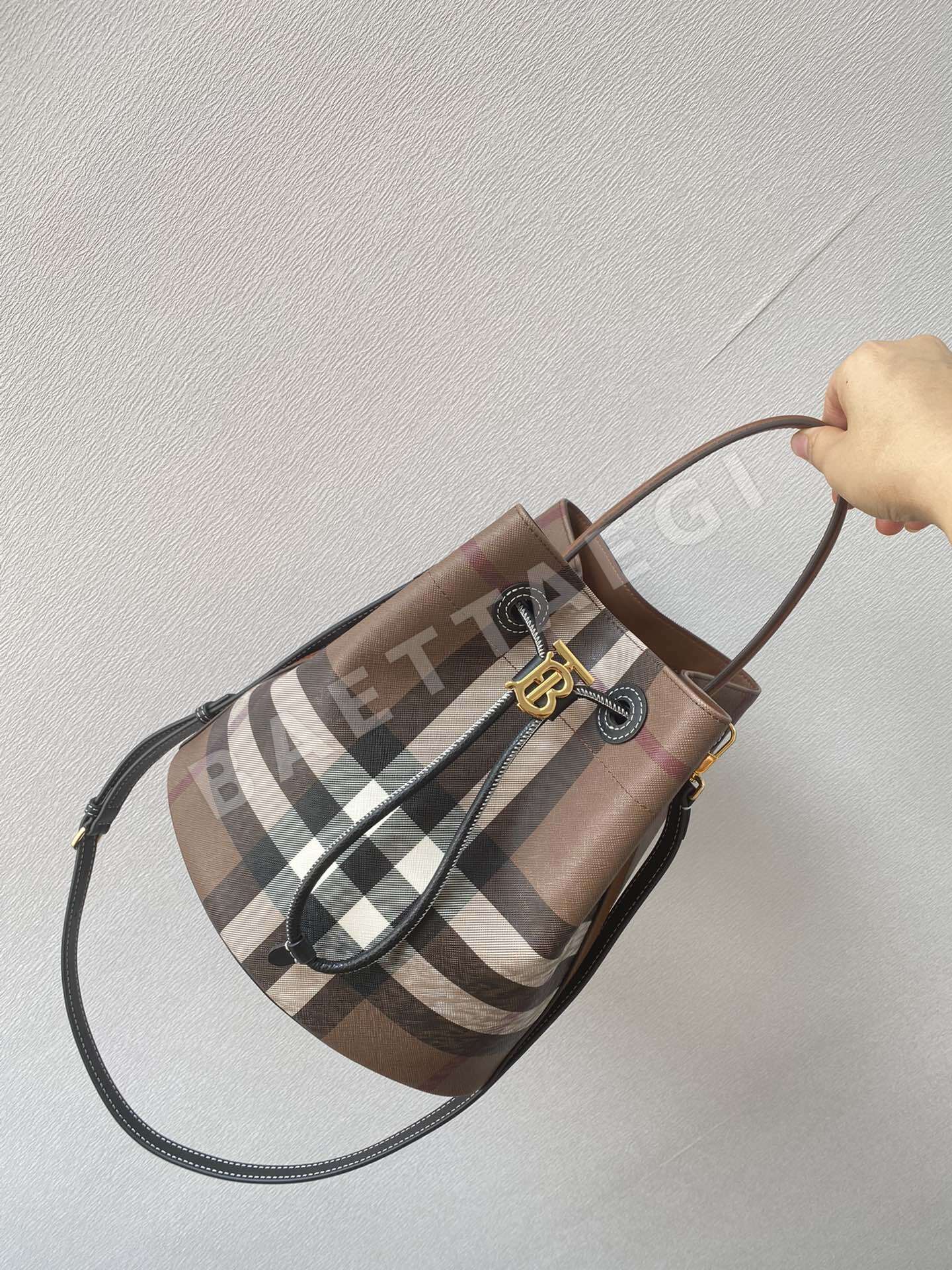 버버리 버치우드 브라운 버킷백 상세 이미지 2