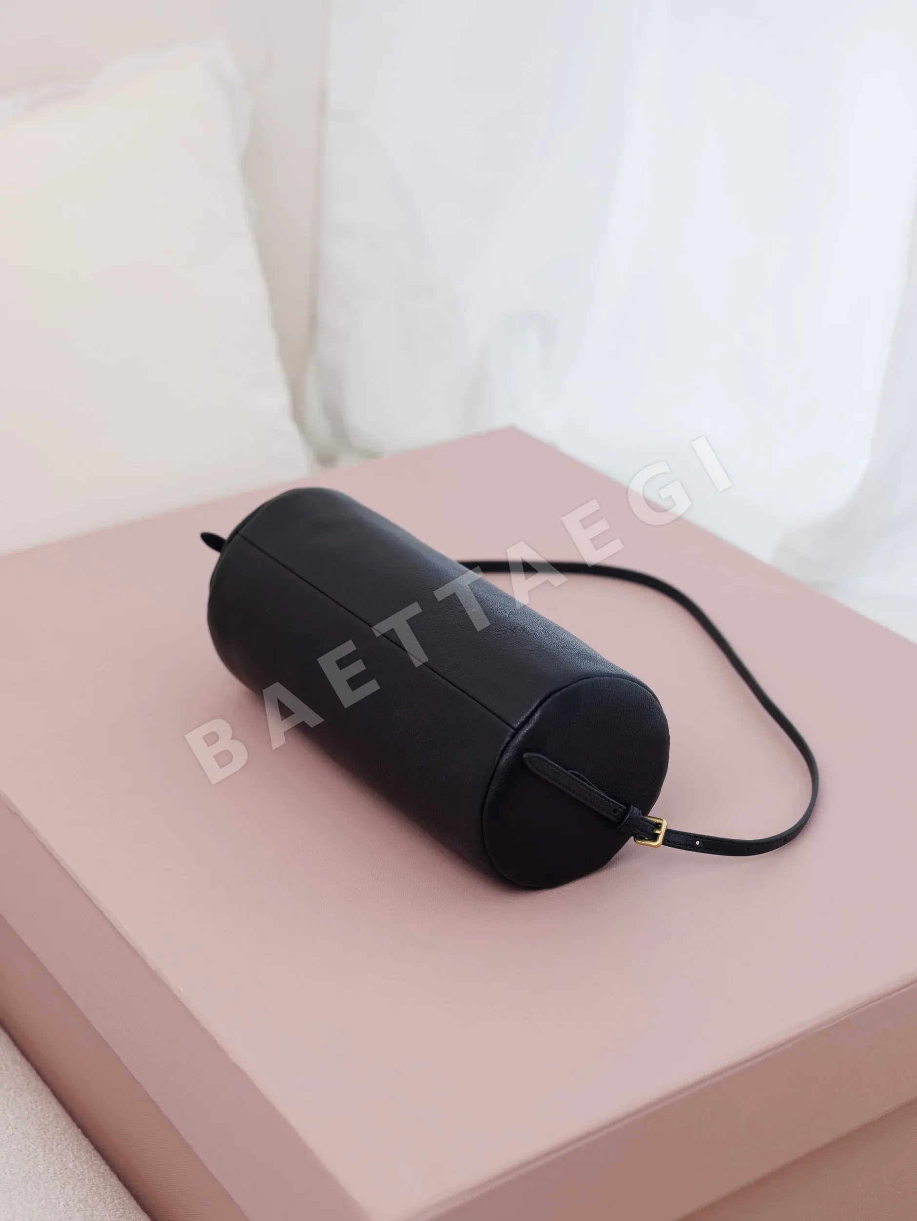 미우미우 시프스킨 원통형 숄더백 5NE851 M550 상세 이미지 6