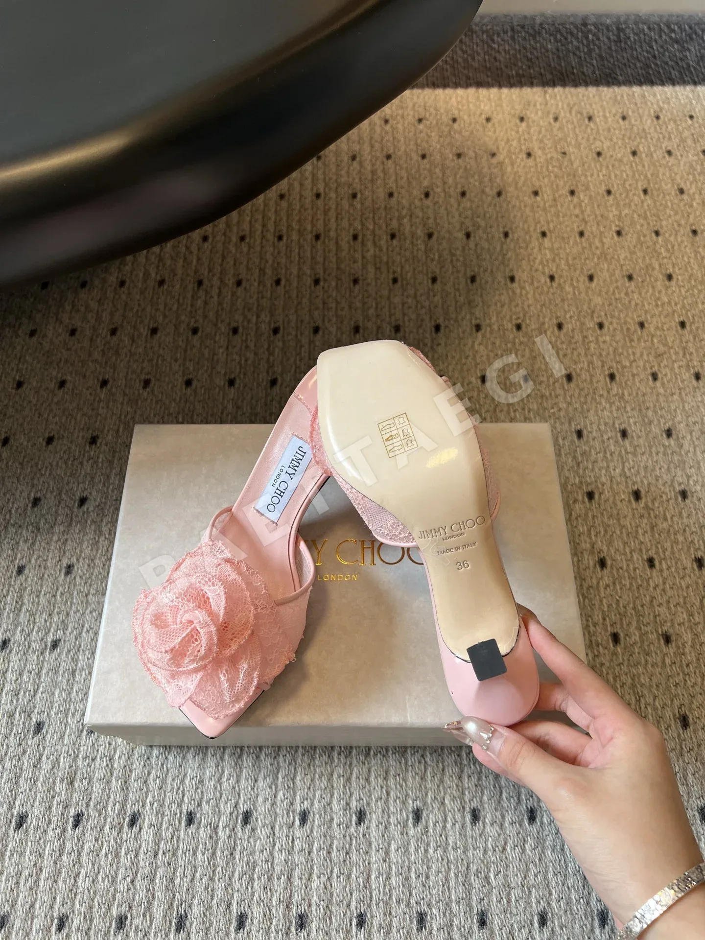 지미추 레이스 장미 장식 스퀘어 토 하이힐 샌들 상세 이미지 3