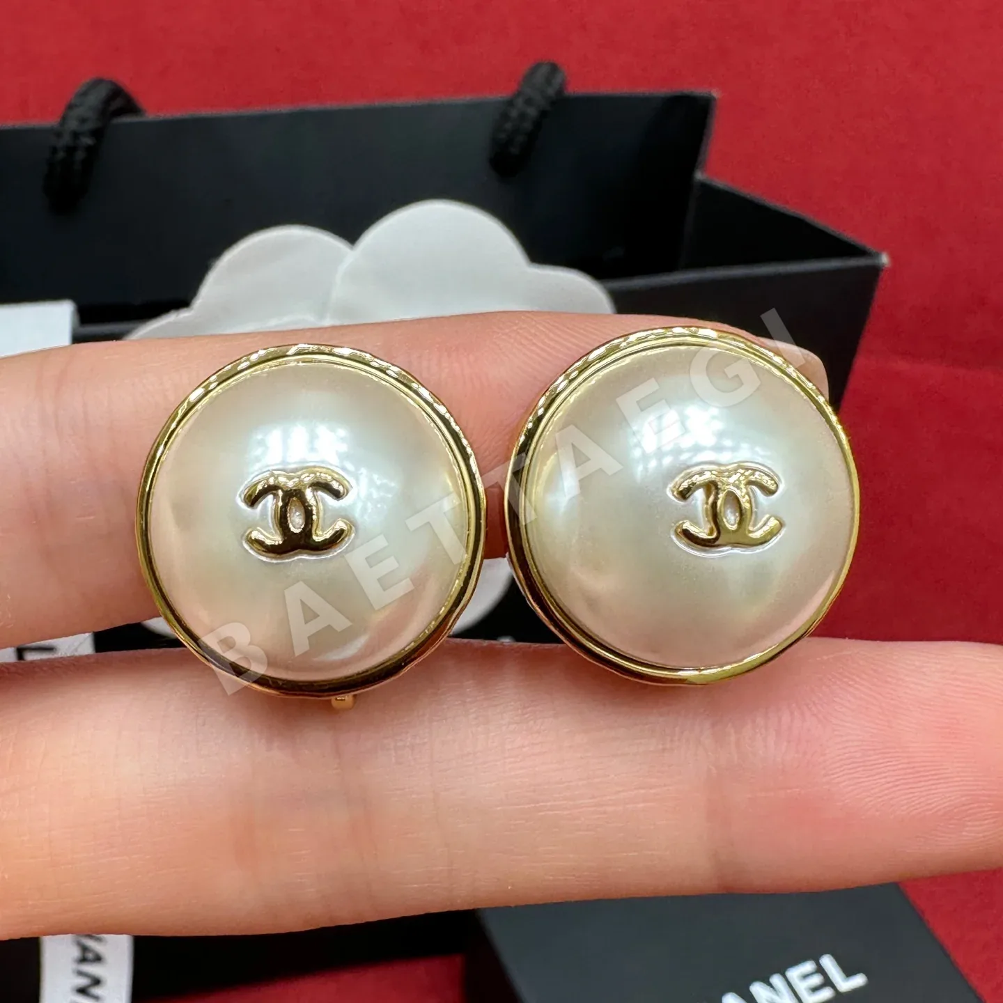 샤넬 진주 더블 C 버튼 스터드 귀걸이 178491