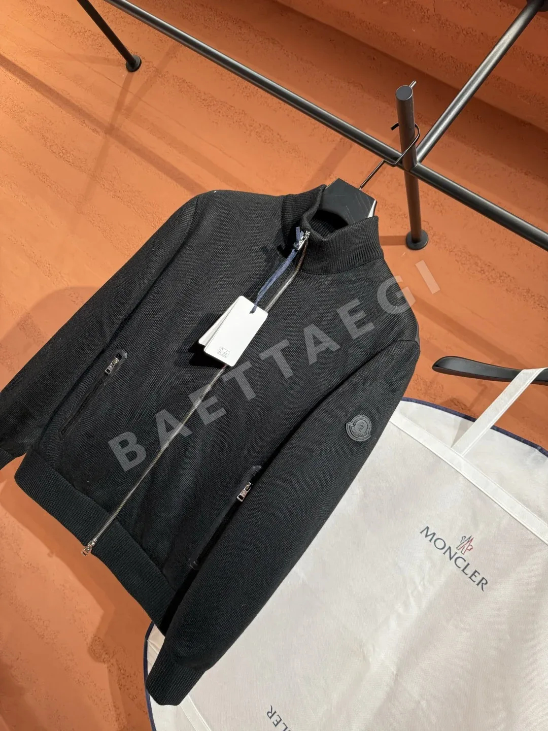 몽클레르 남성 화이트 덕다운 자켓 상세 이미지 2