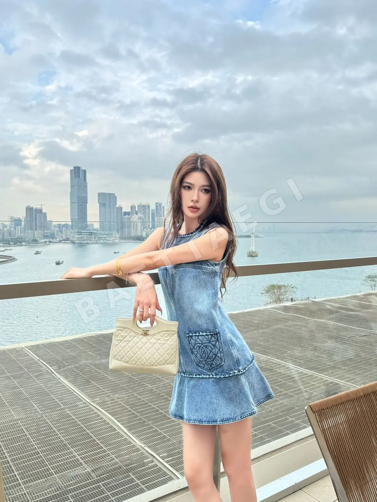 샤넬 더블 C 로고 자수 데님 플리츠 원피스 상세 이미지 3