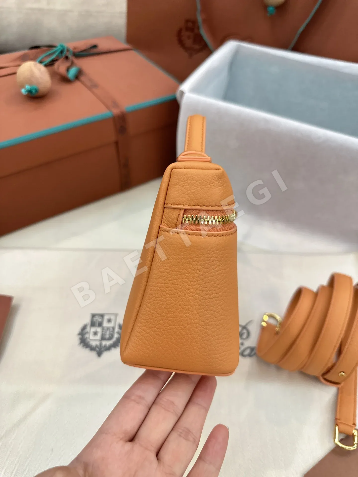 로로피아나 시나몬 오렌지 골드 버클 송아지가죽 핸드백 상세 이미지 5