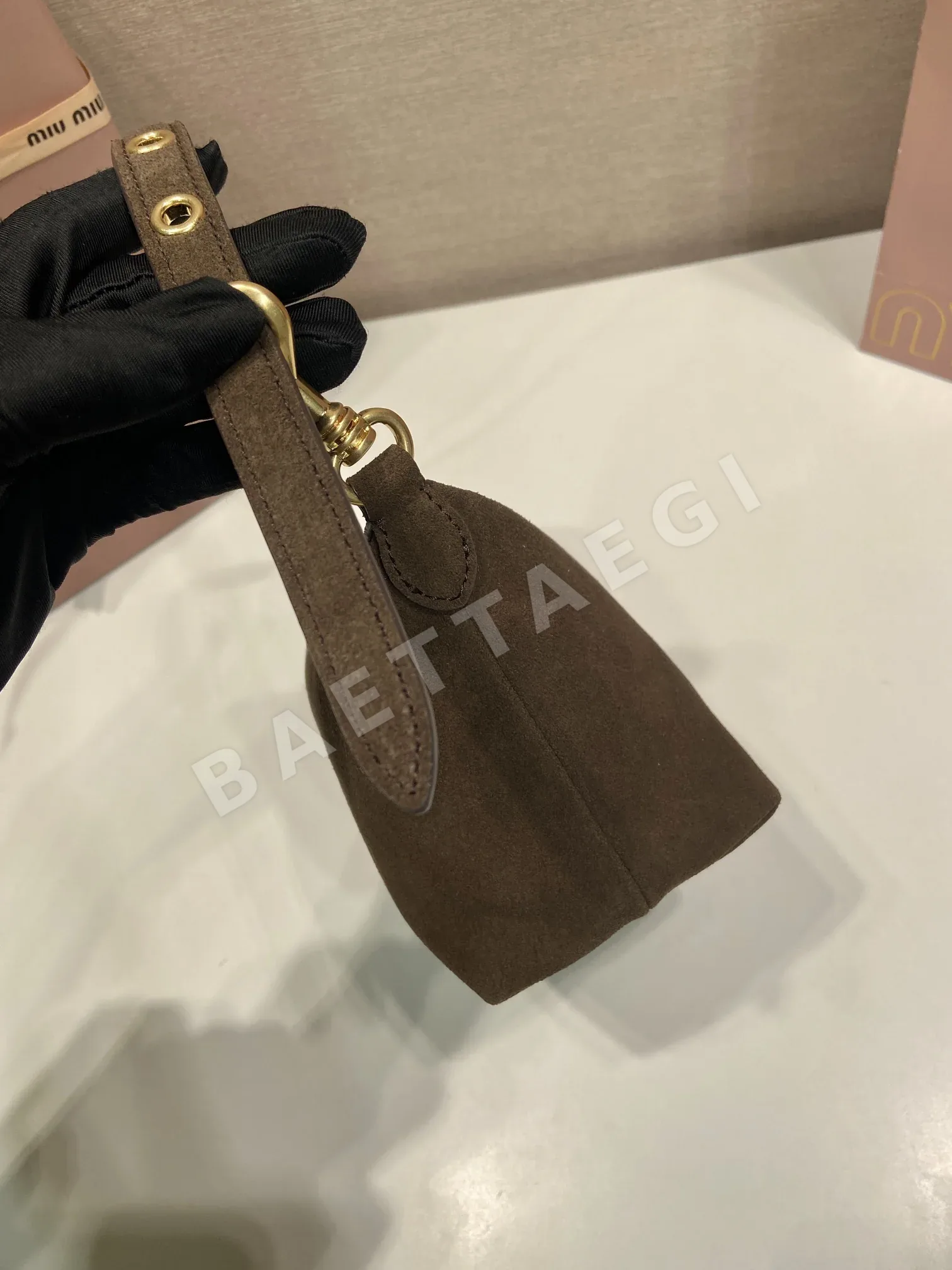 미우미우 스웨이드 언더암 가방 5NE841 상세 이미지 5