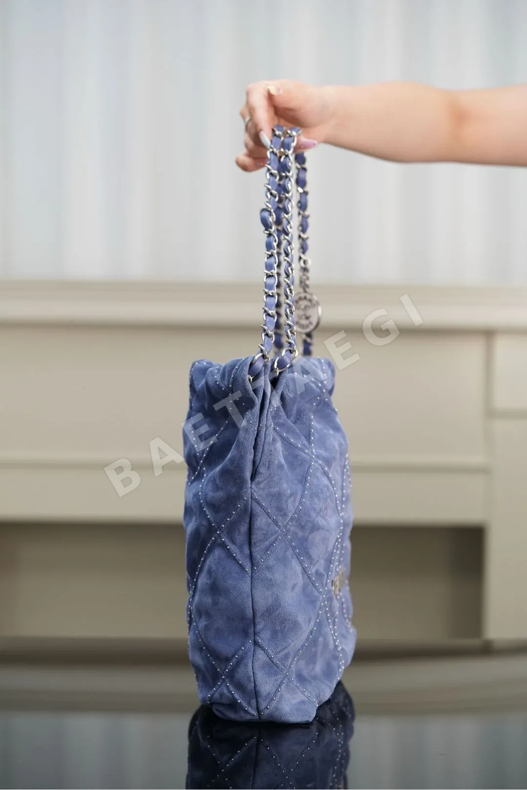 샤넬 스웨이드 리벳 숄더백 상세 이미지 7