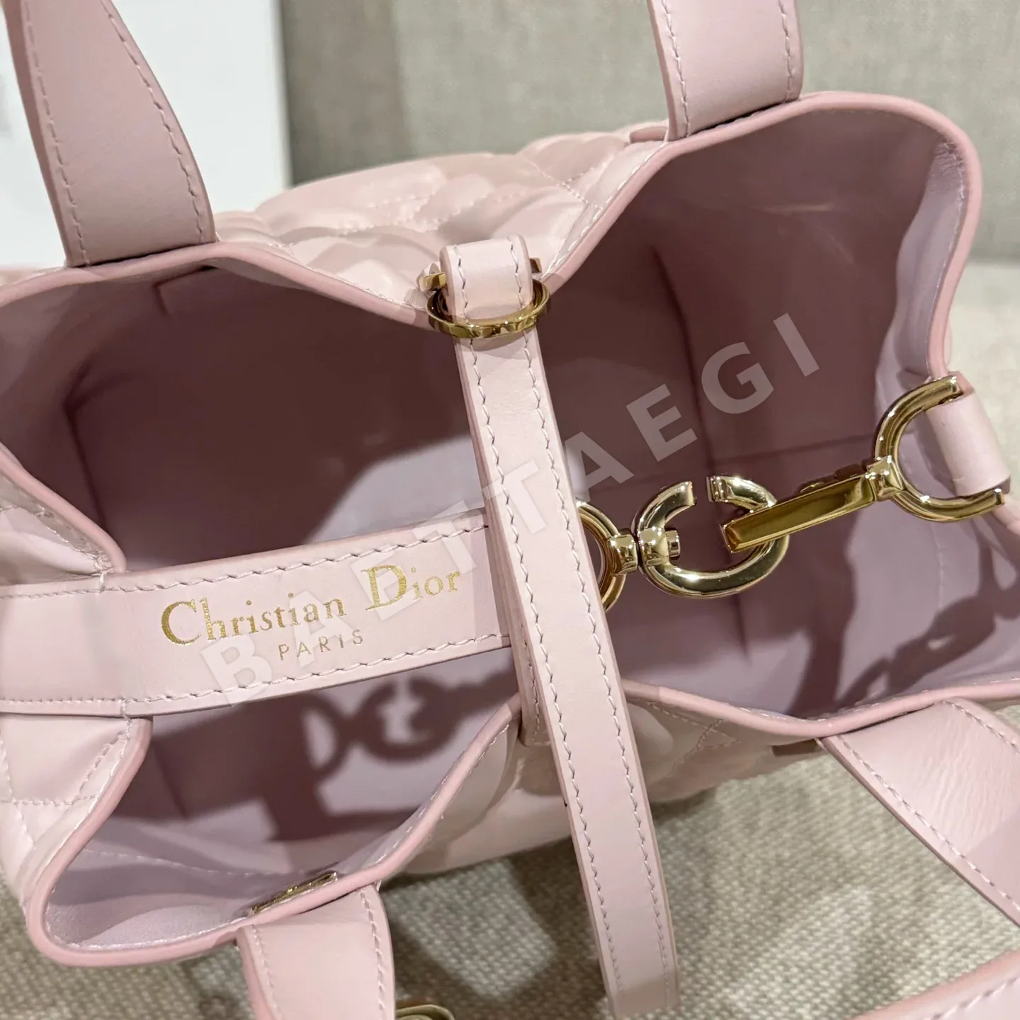 디올 다이아몬드 패턴 송아지가죽 미니 가방 상세 이미지 4