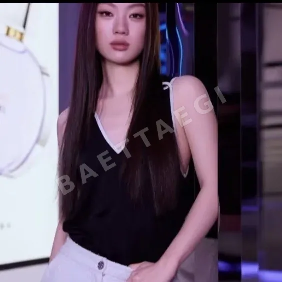 샤넬 여성 V넥 나시 탑 상세 이미지 9