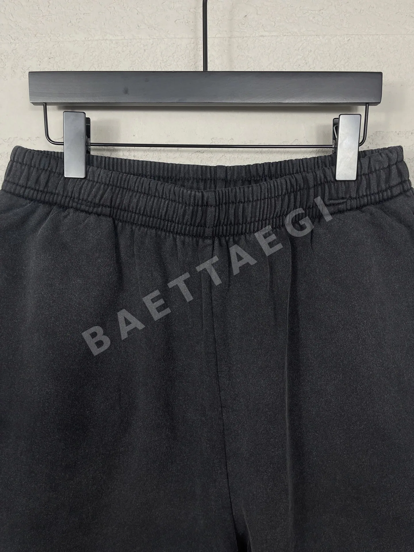 발렌시아가 보리 이삭 자수 데미지 가공 남성 반바지 상세 이미지 9