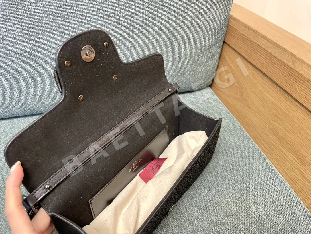 발렌티노 핫픽스 라인스톤 카프스킨 언더암 가방 상세 이미지 6