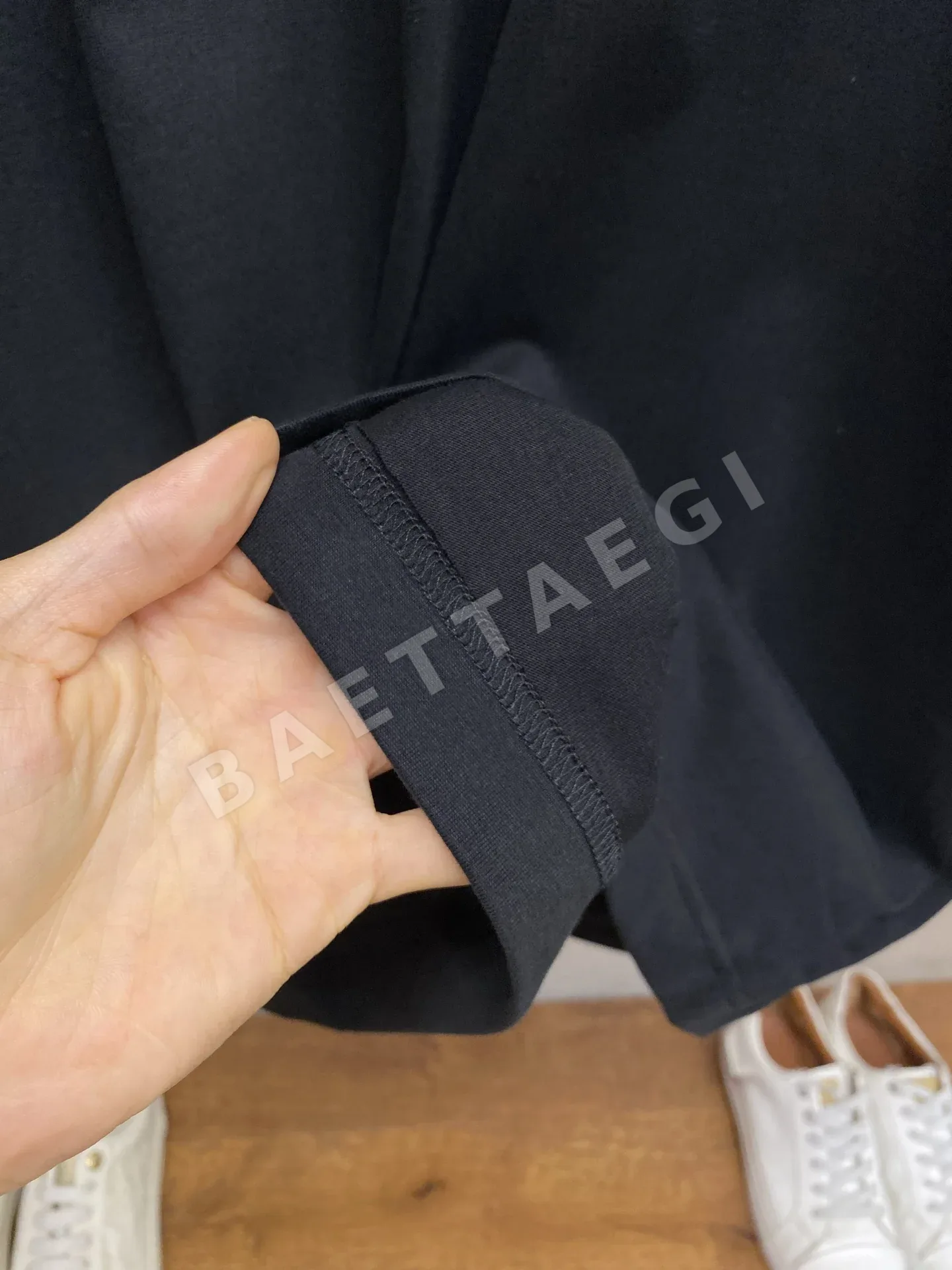 몽클레르 레터 배지 프린트 남성 반팔 티셔츠 상세 이미지 8