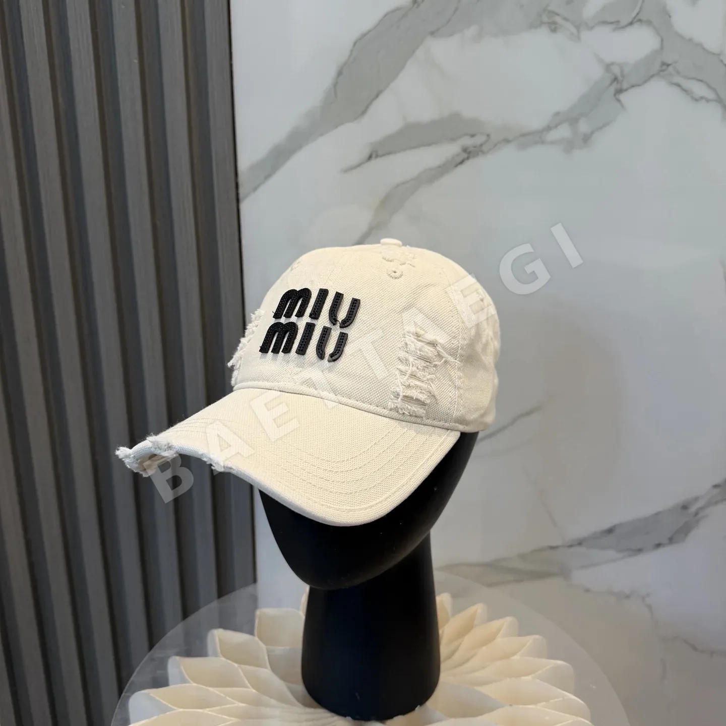 미우미우 찢어진 디자인 베이스볼 캡 185779