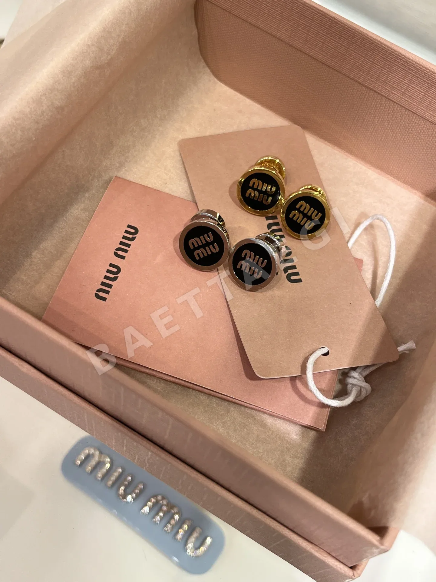 미우미우 블랙 에나멜 금속 버튼 귀걸이 상세 이미지 1