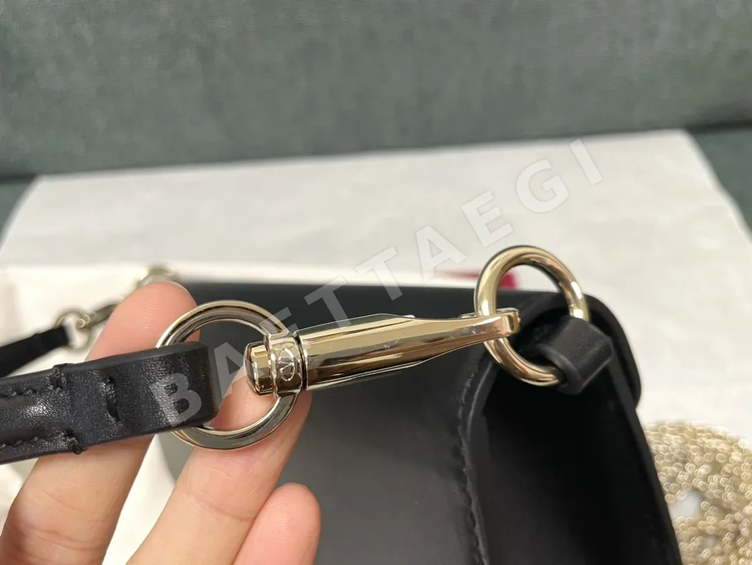 발렌티노 V로고 카프스킨 핸드백 상세 이미지 6