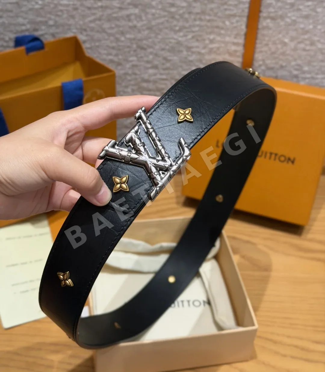 루이비통 LV 이니셜 40mm 모노그램 스터드 벨트 상세 이미지 9