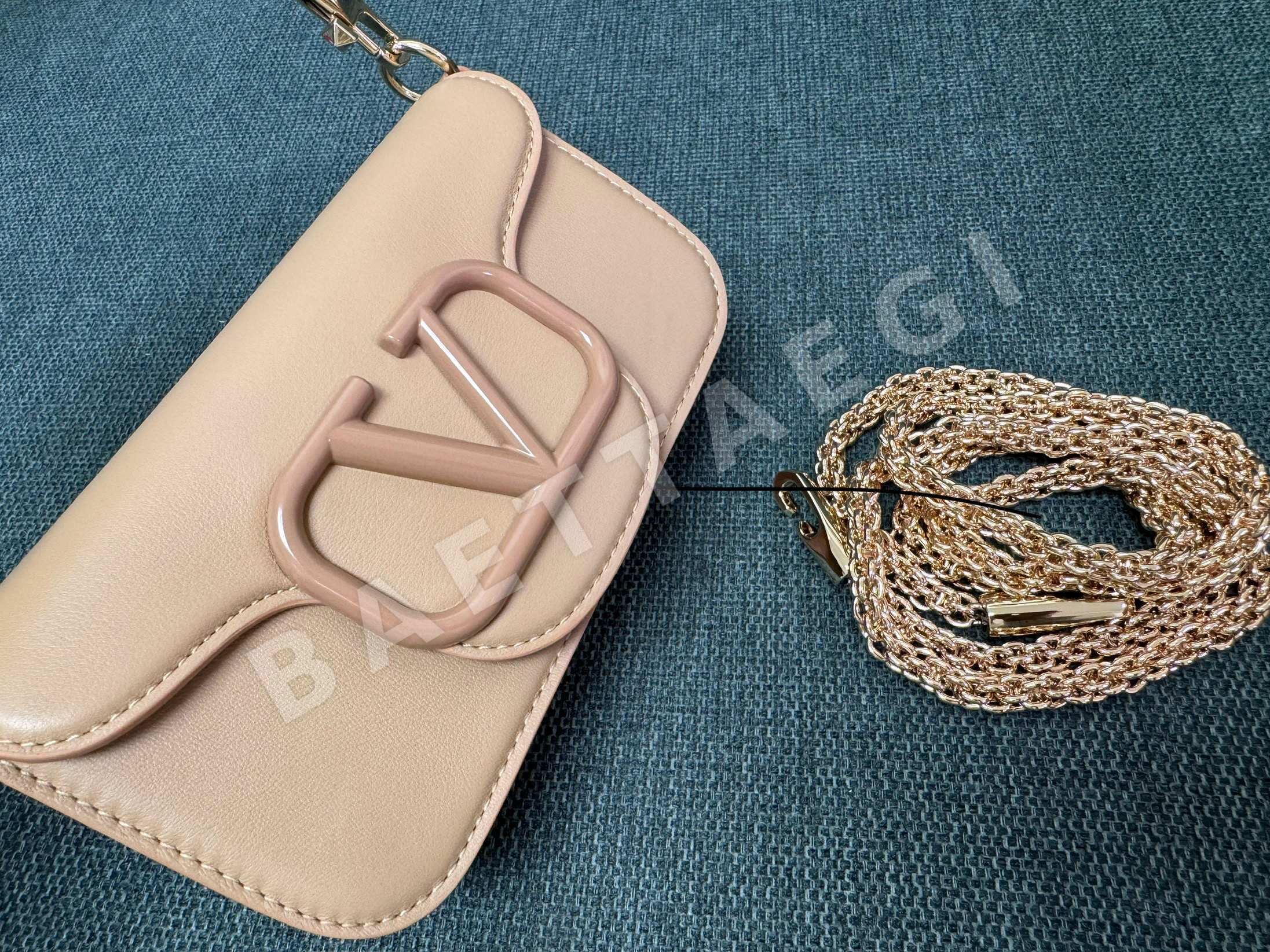발렌티노 V로고 카프스킨 핸드백 상세 이미지 6