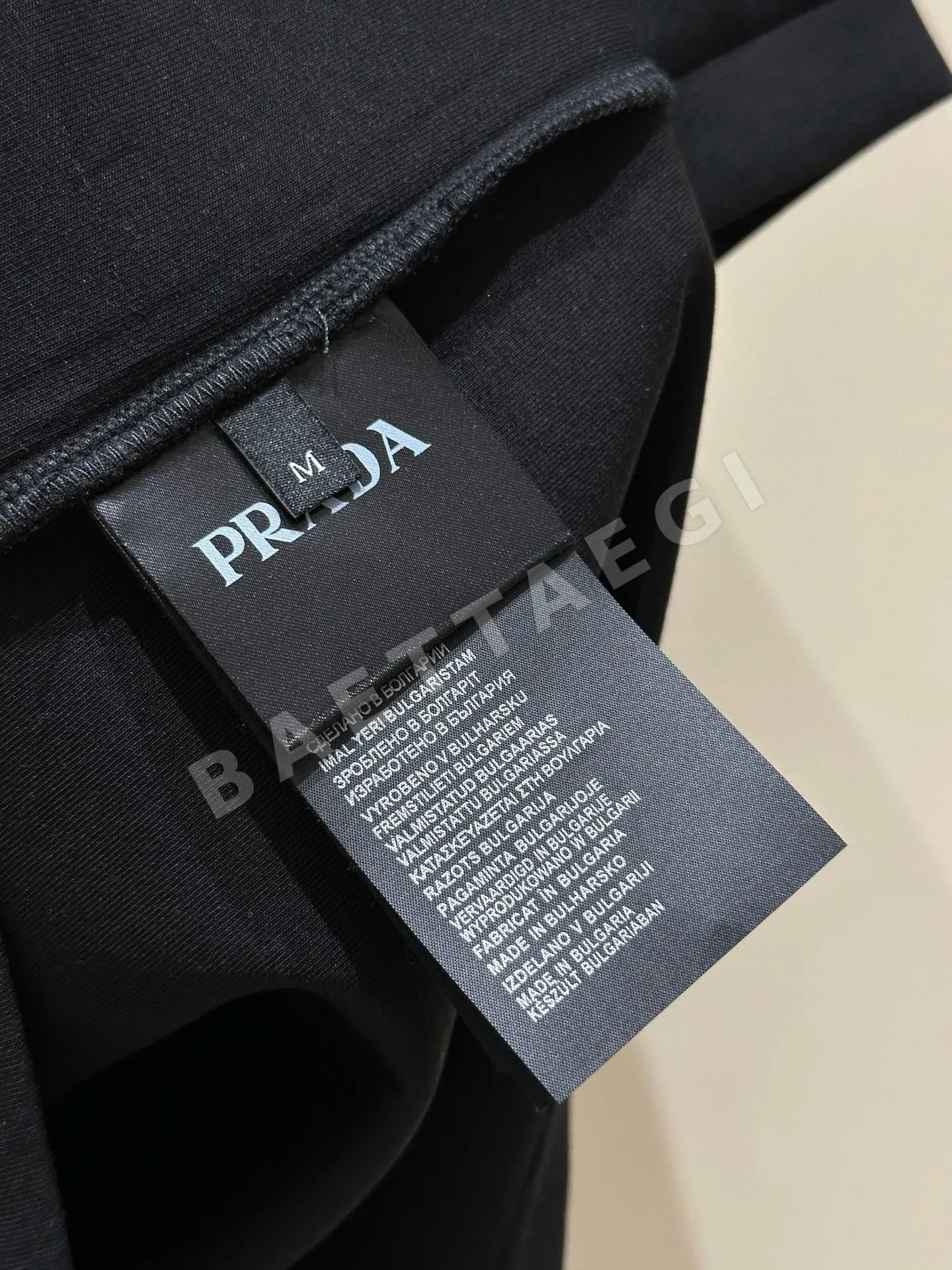 프라다 크루넥 스트레치 니트 반팔 티셔츠 P240 상세 이미지 4