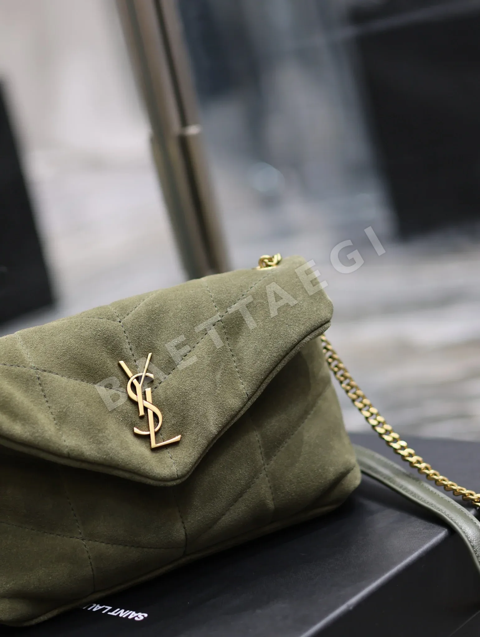 생로랑 램스킨 스트라이프 퀼팅 미니 크로스바디 가방 상세 이미지 4