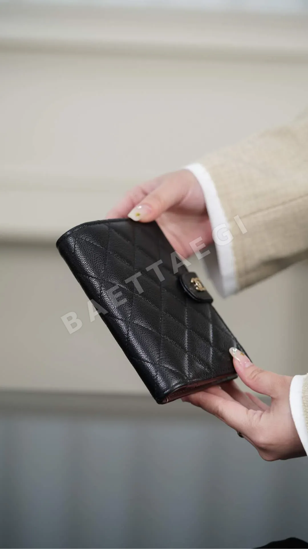 샤넬 24K 골드 블랙 페블드 카프 여권 지갑 상세 이미지 4