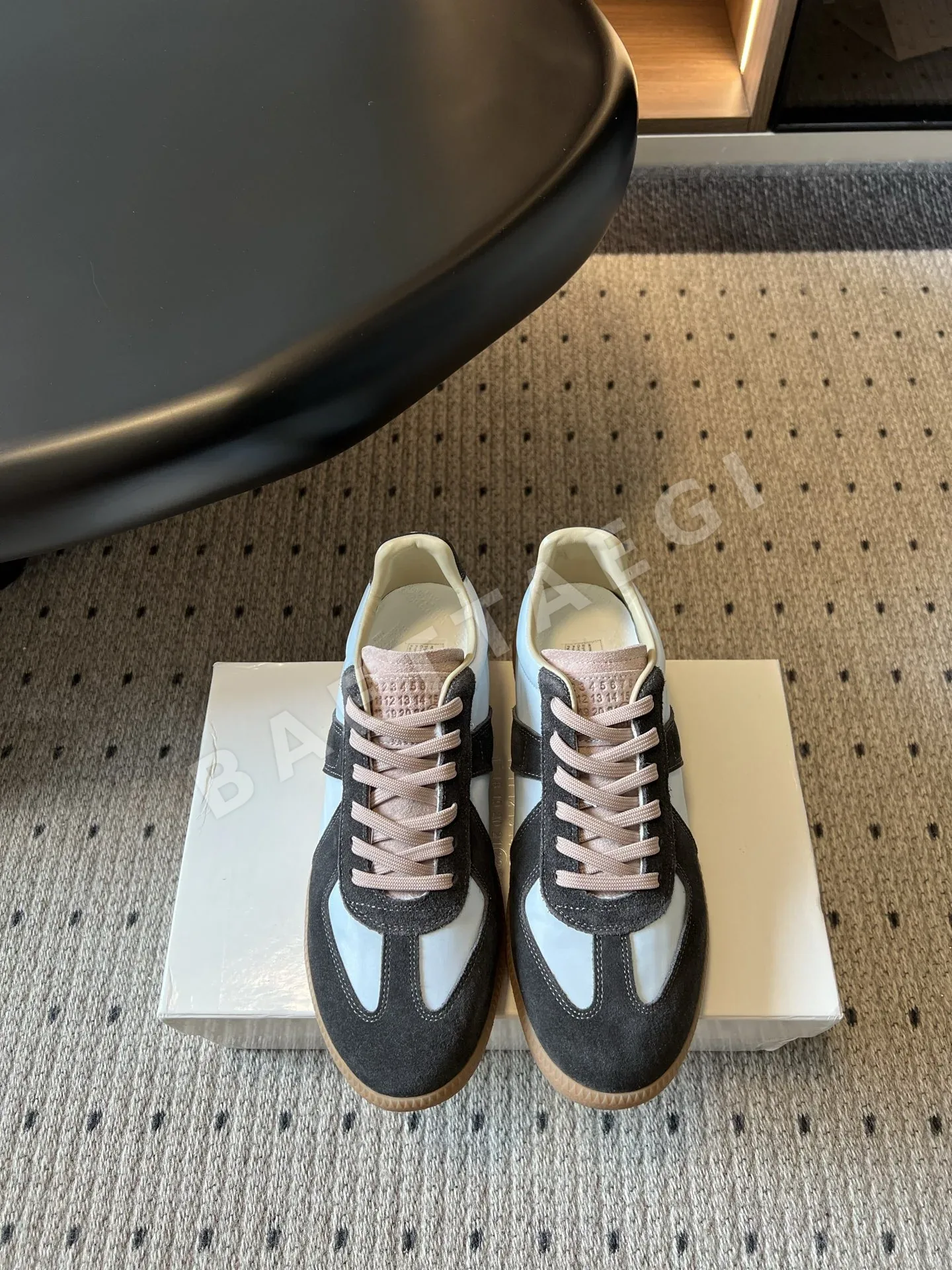 마르지엘라 MM6 뉴 레트로 트레이닝 슈즈 104748