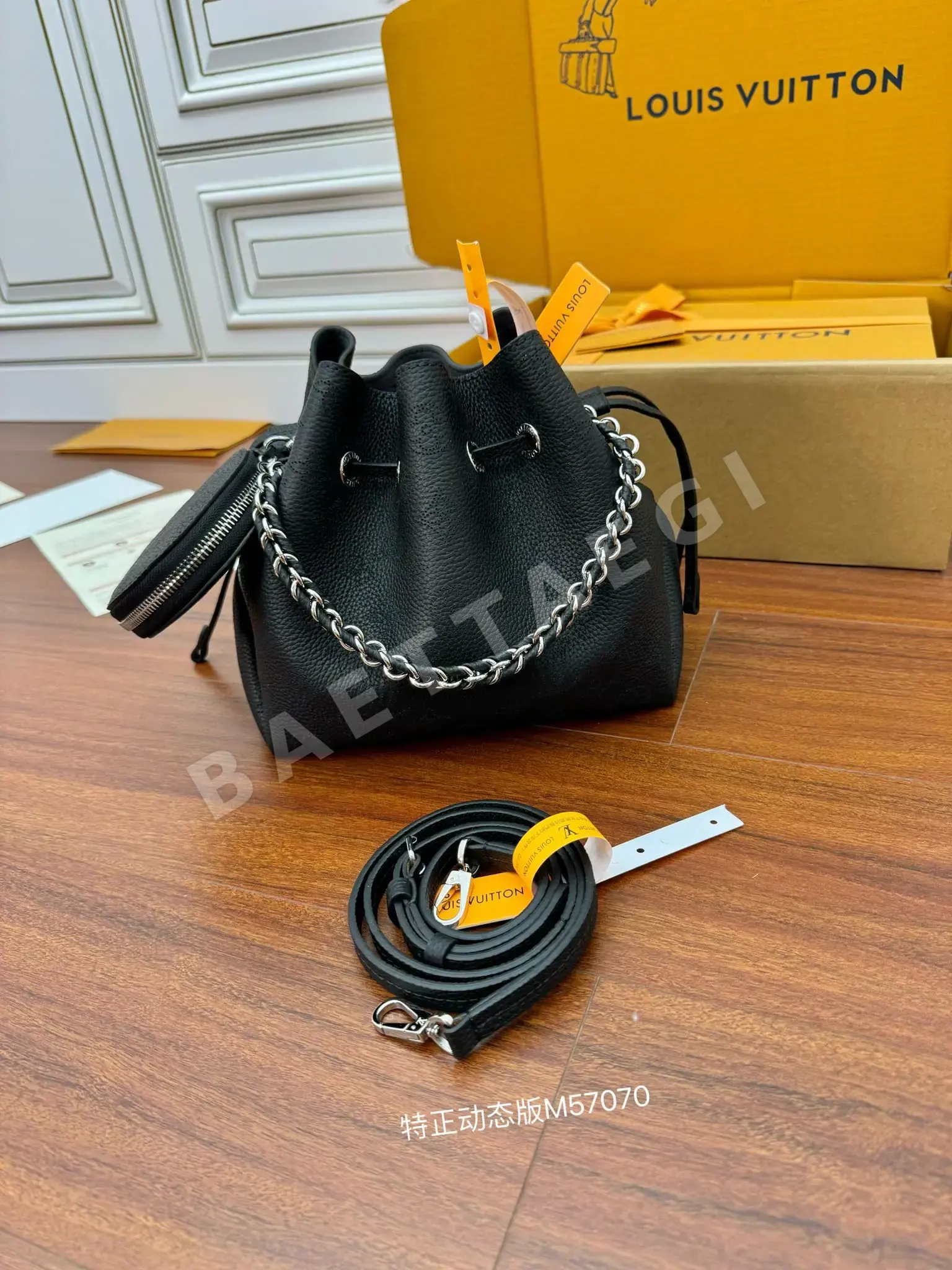 루이비통 M57070 가방 상세 이미지 2