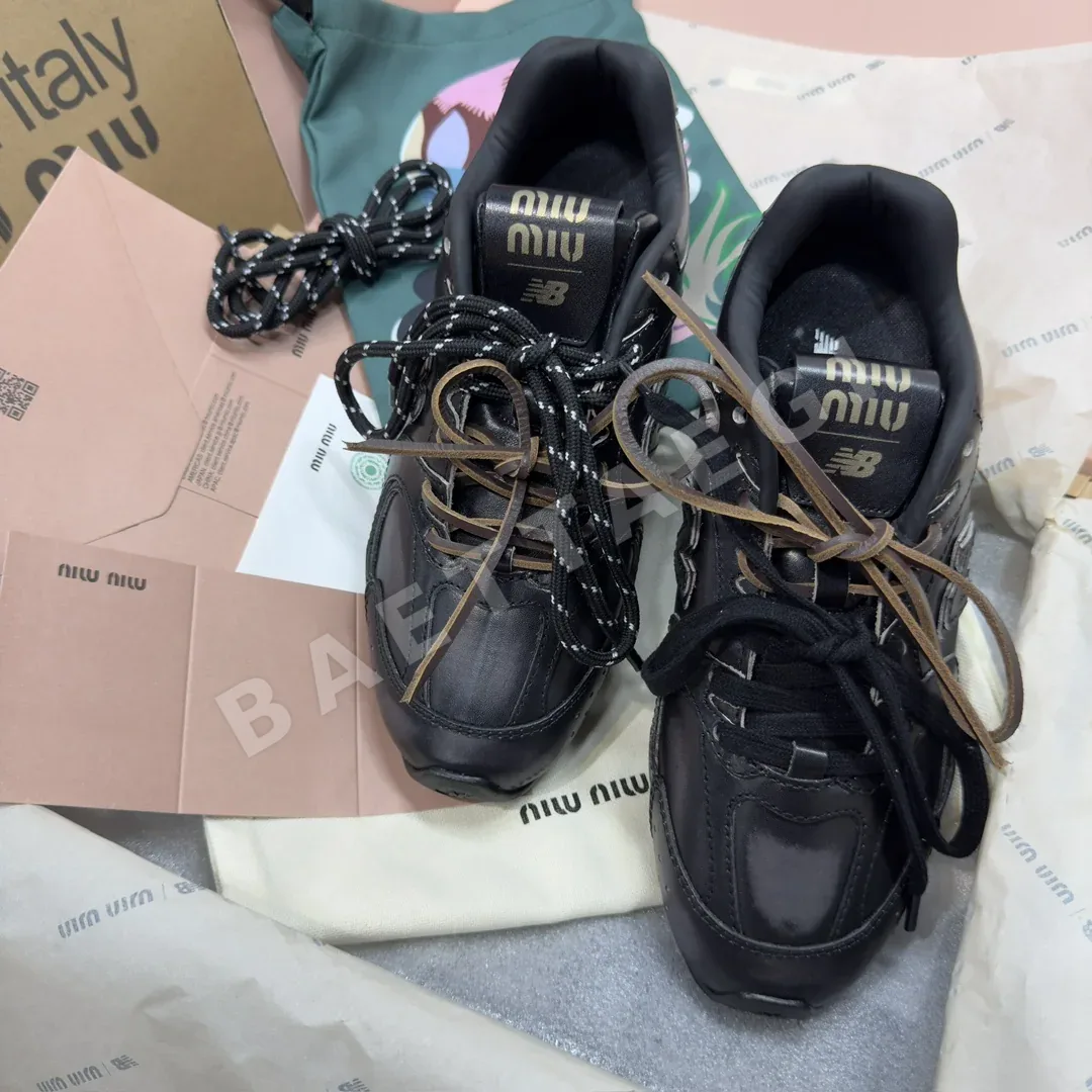 미우미우 오버사이즈 가죽 인레이 스니커즈 93959