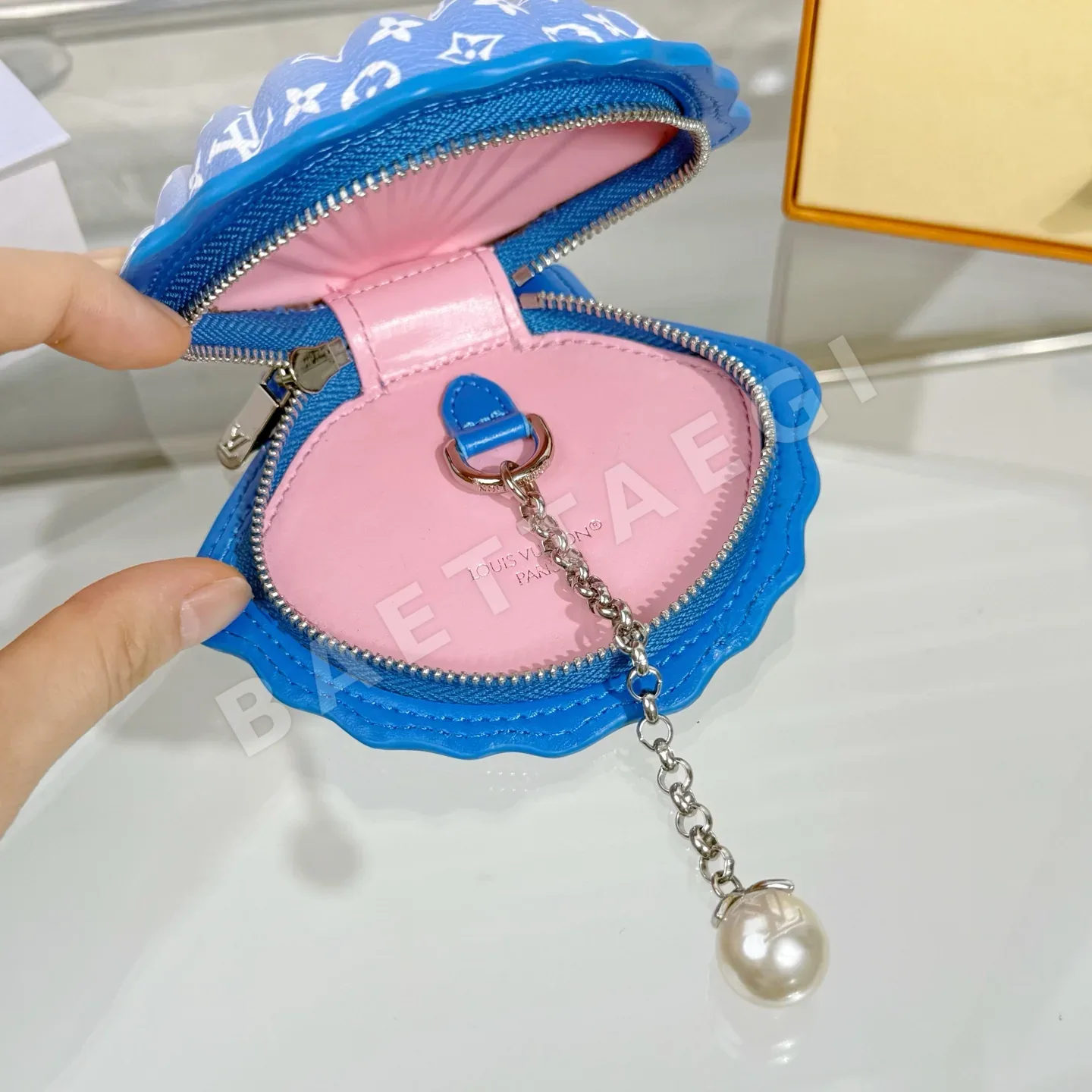 루이비통 미니 진주 조개 펜던트 키링 상세 이미지 4