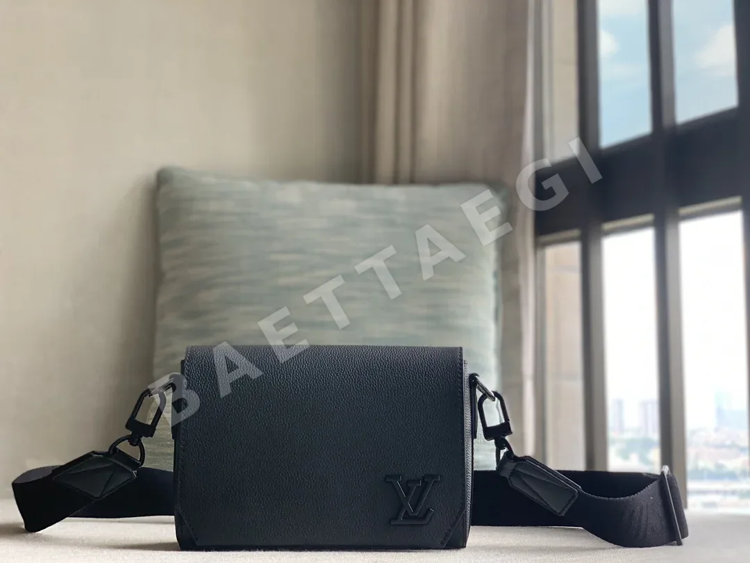 루이비통 테이크오프 스몰 메신저백 M24769