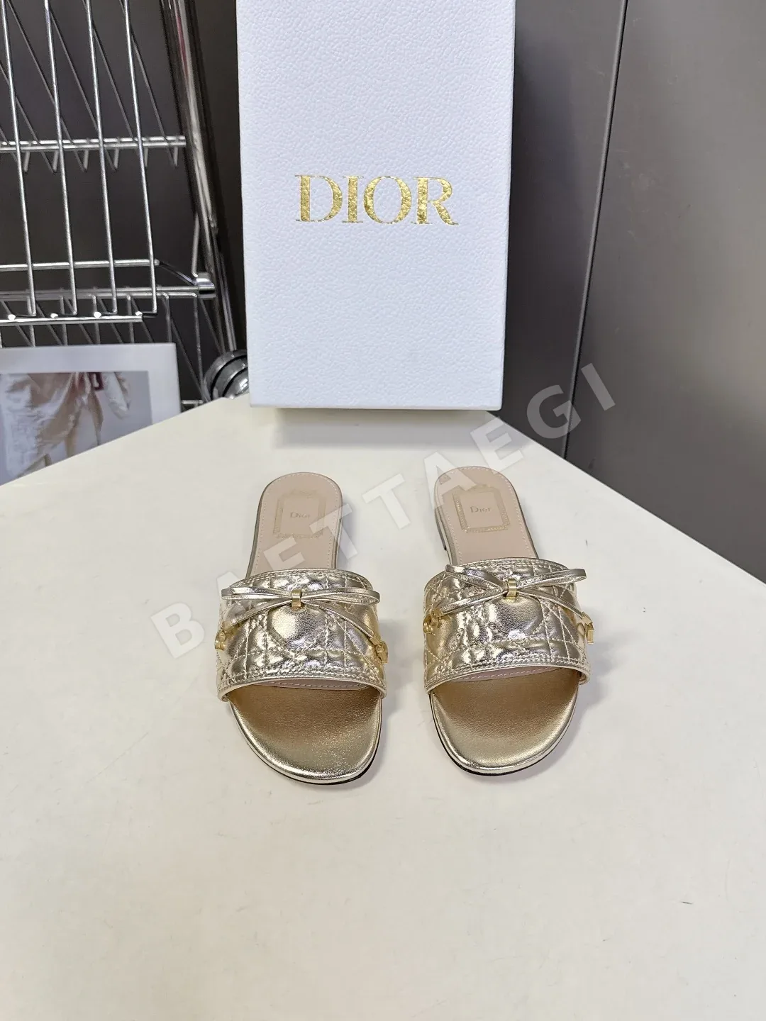 디올 퀼팅 리본 플랫 샌들 98561