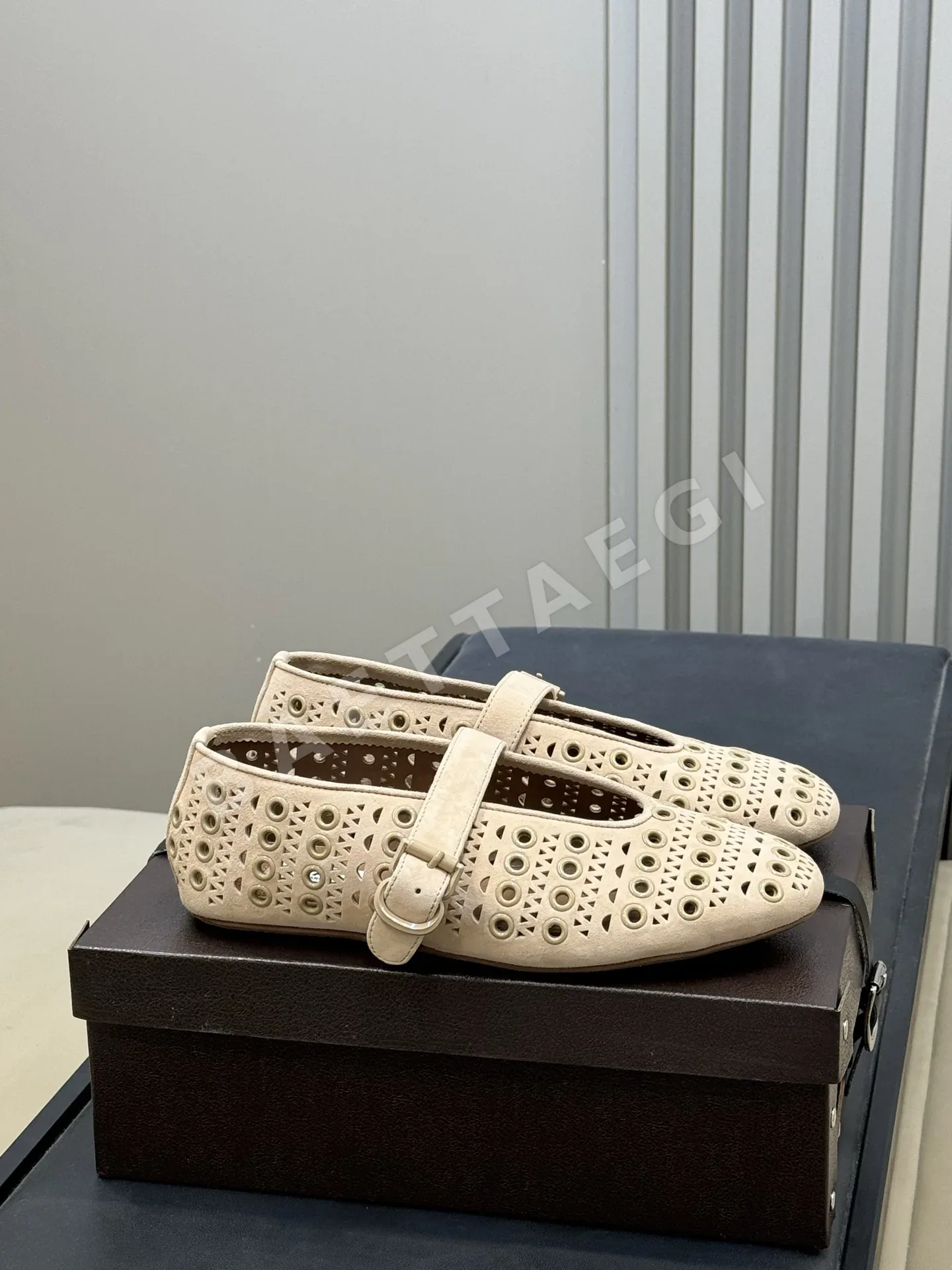 알라이아 램스킨 메탈릭 아이렛 발레 슈즈 120796