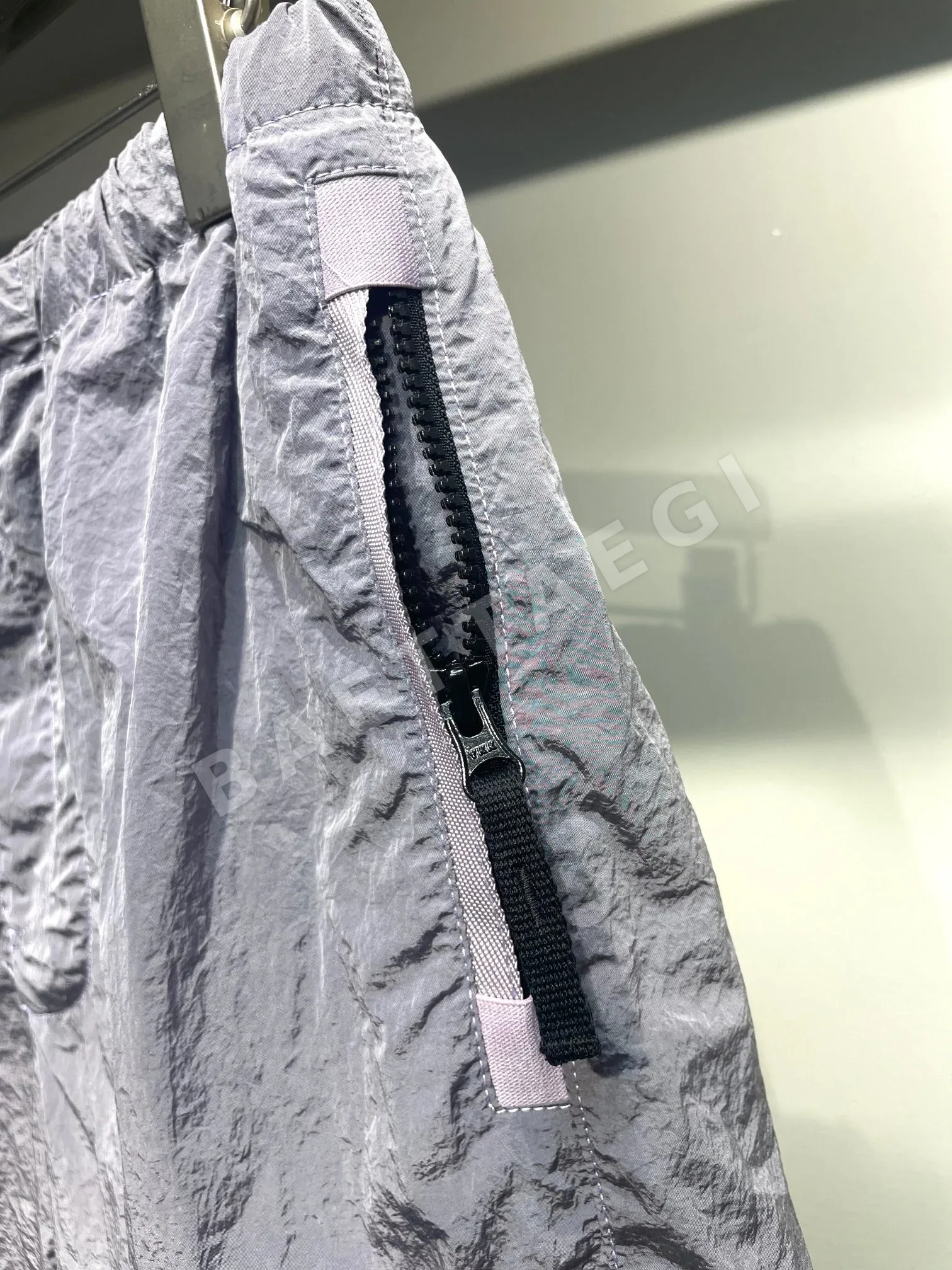 스톤아일랜드 메탈릭 나일론 남성 반바지 상세 이미지 5