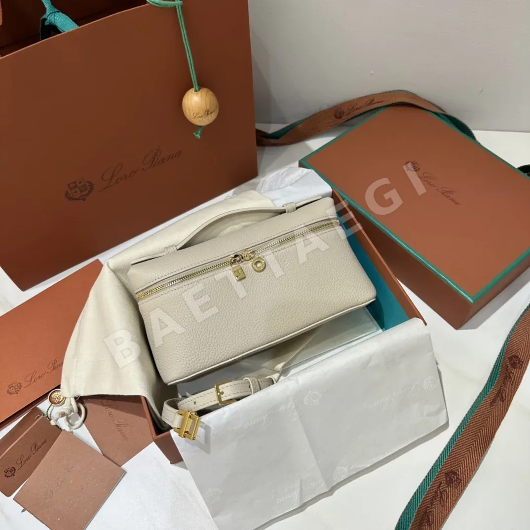 로로피아나 L19 라이트베이지 골드 버클 핸드백 191282