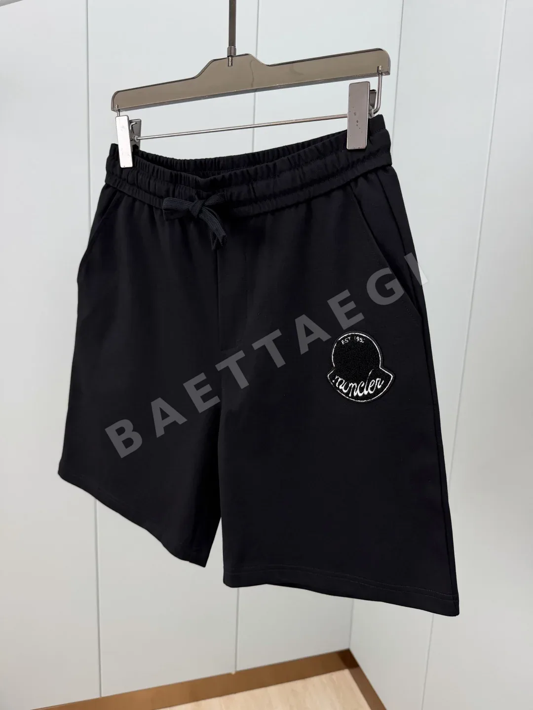 몽클레르 자수 배지 남성 코튼 반바지 상세 이미지 8