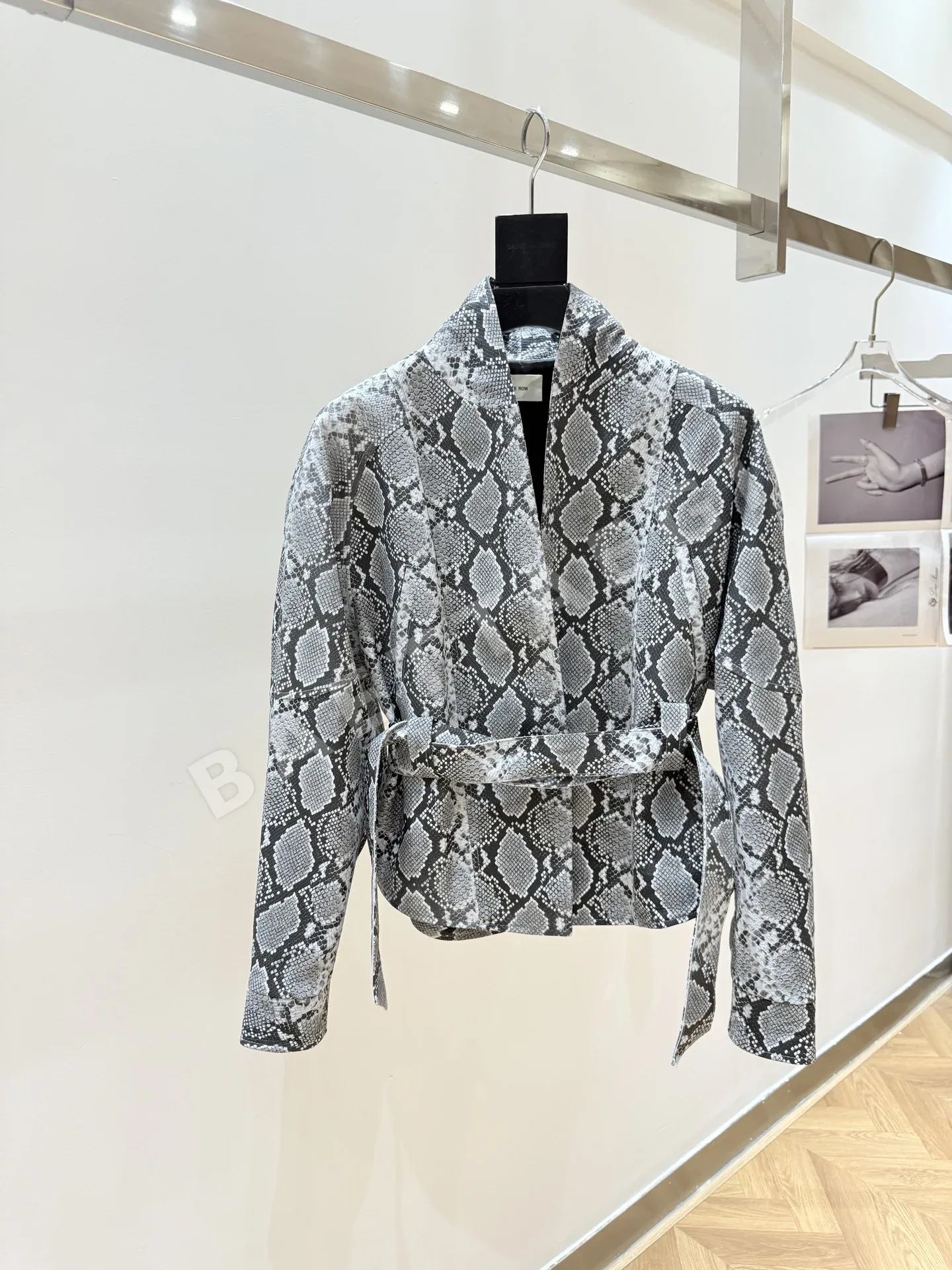 더로우 라펠 여성 자켓 상세 이미지 3