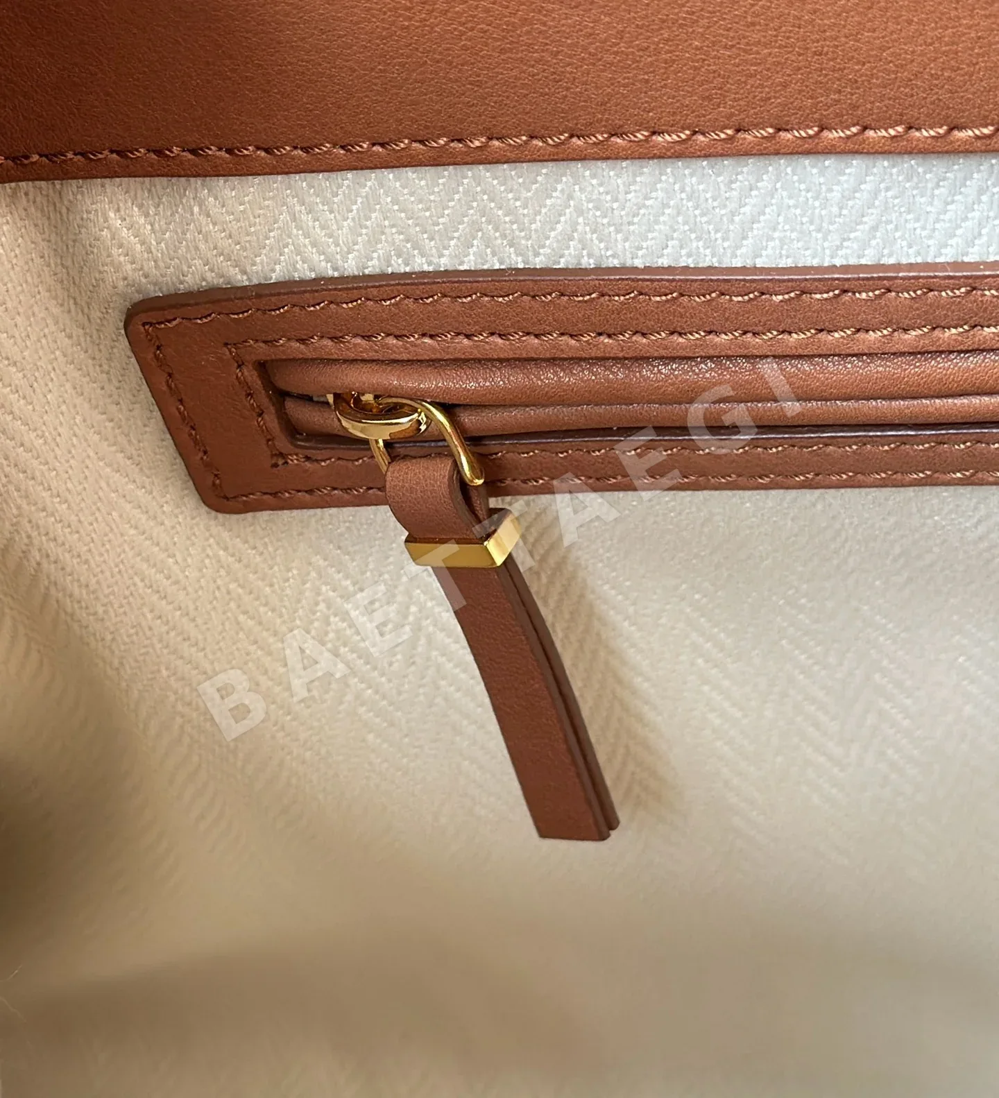 더로우 마르고 새들 가죽 핸드백 상세 이미지 6