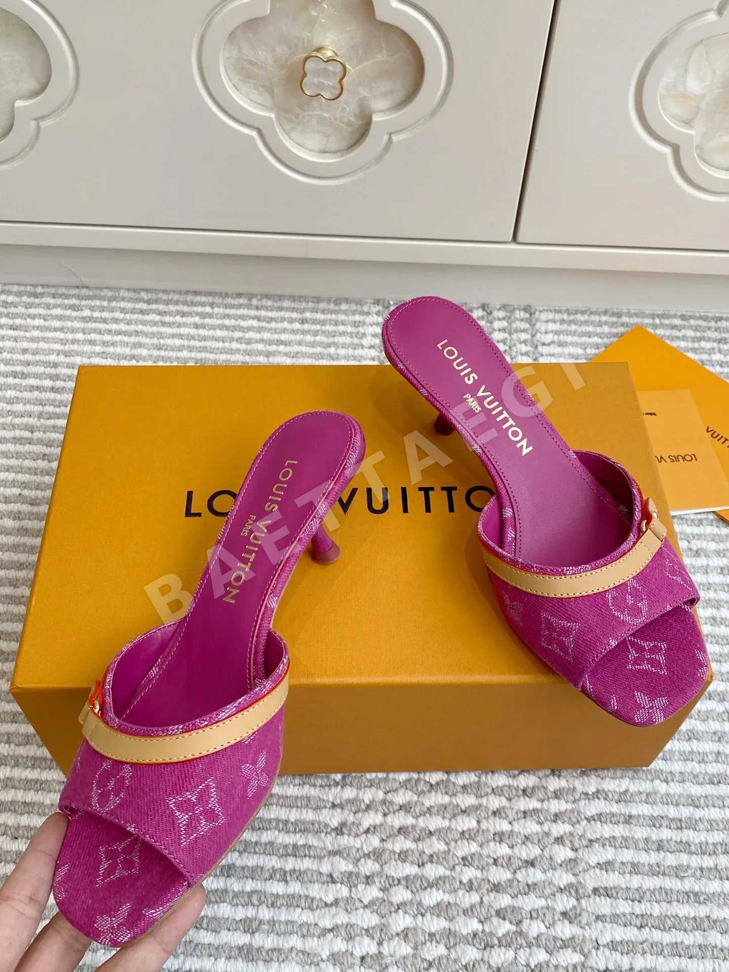 루이비통 LV 키티 힐 뮬 상세 이미지 2