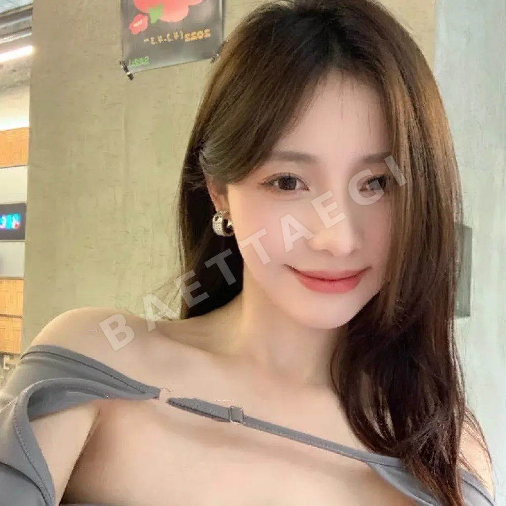 펜디 F자 큐빅 장식 커브 후크 귀걸이 상세 이미지 5