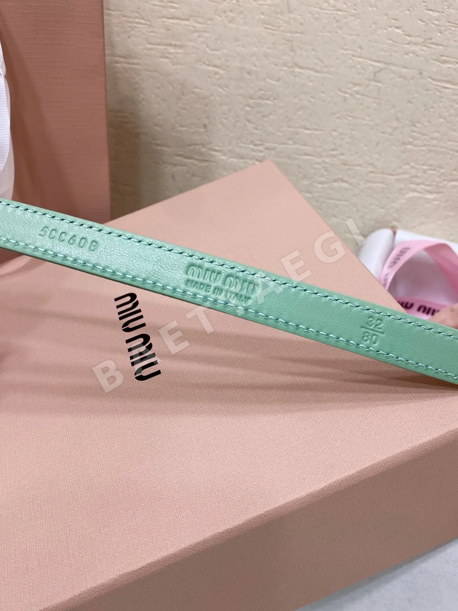 미우미우 메탈릭 송아지가죽 체인 벨트 상세 이미지 6