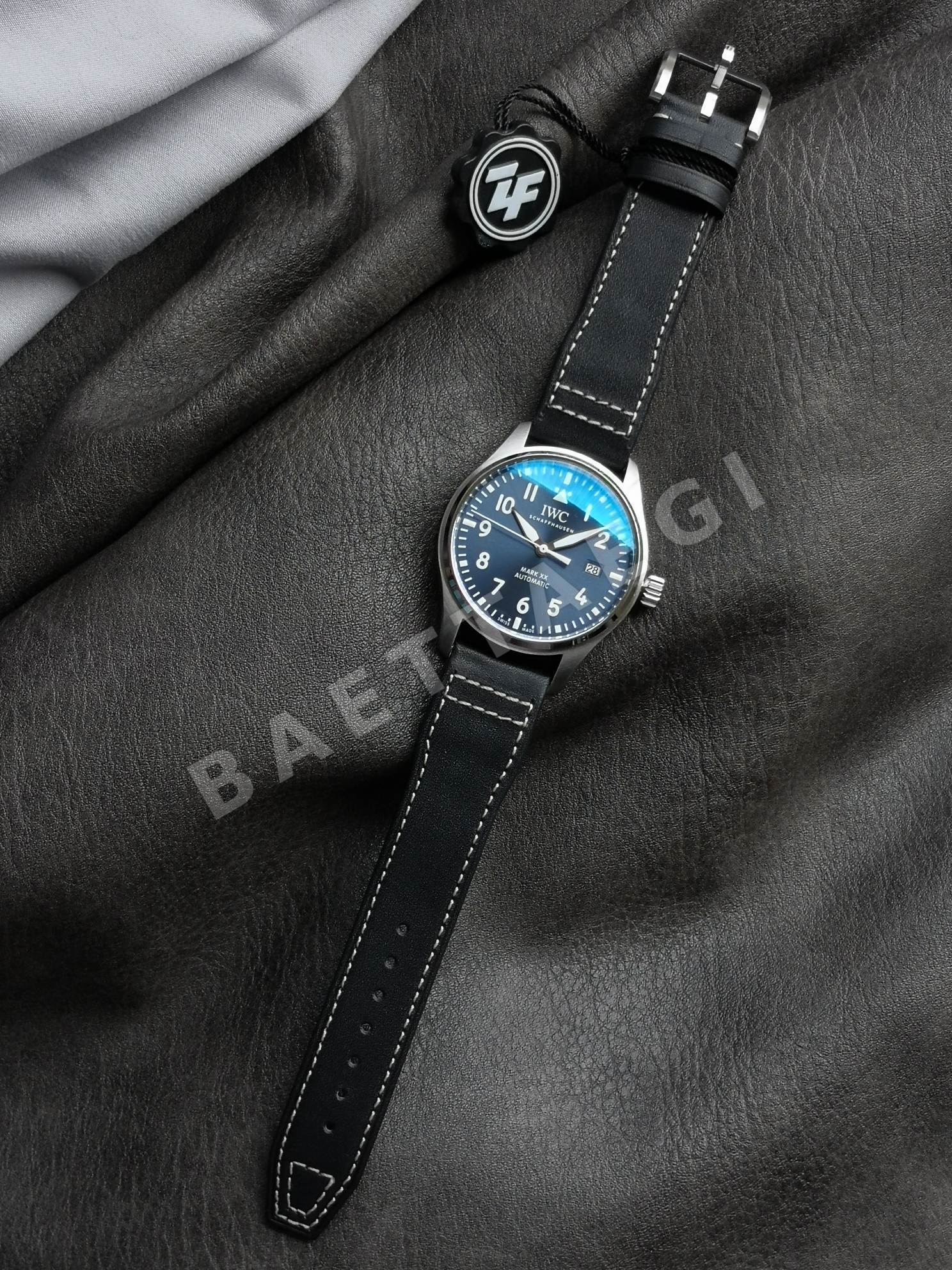 IWC 파일럿 워치 블루 다이얼 가죽 스트랩 자동 시계 IW328203 상세 이미지 5