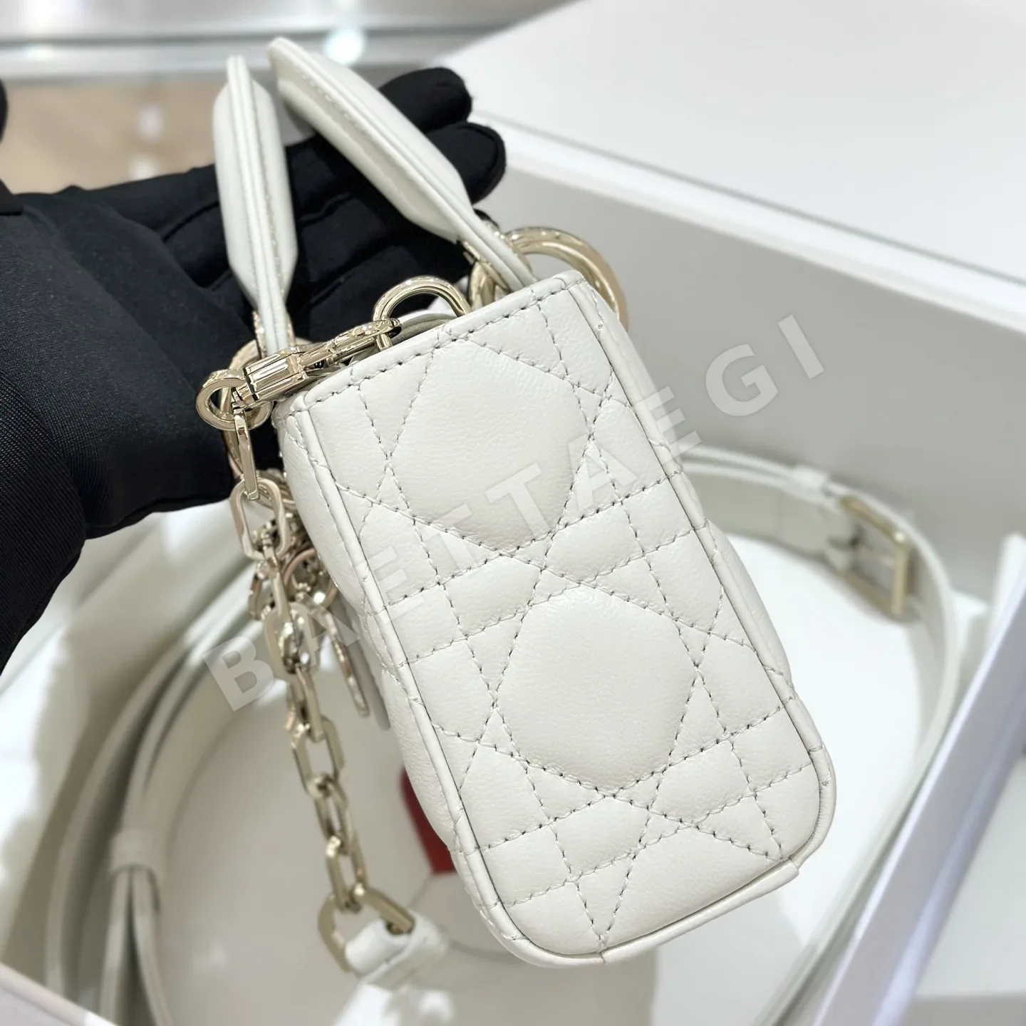 디올 보타이 램 화이트 가방 상세 이미지 6