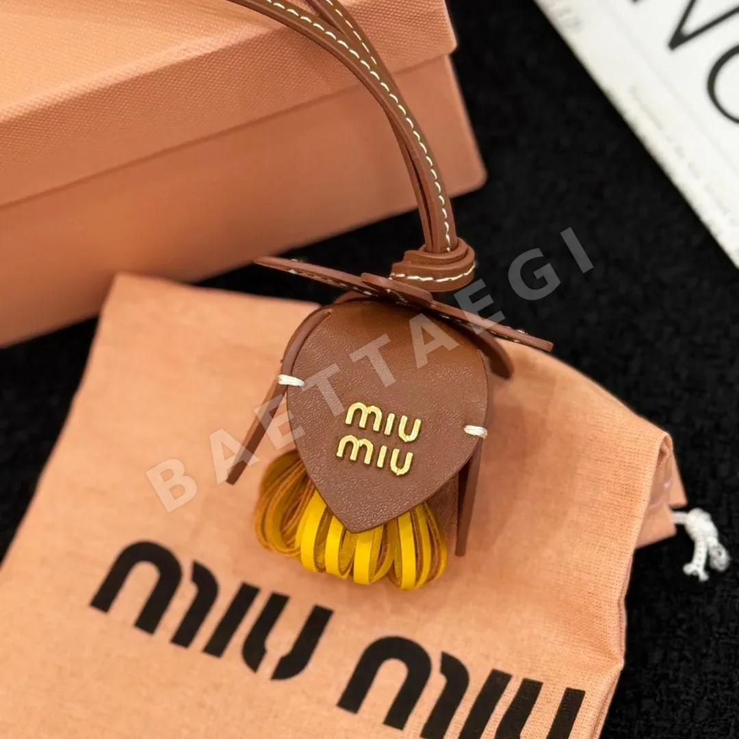 미우미우 플라워 가죽 키링 상세 이미지 5