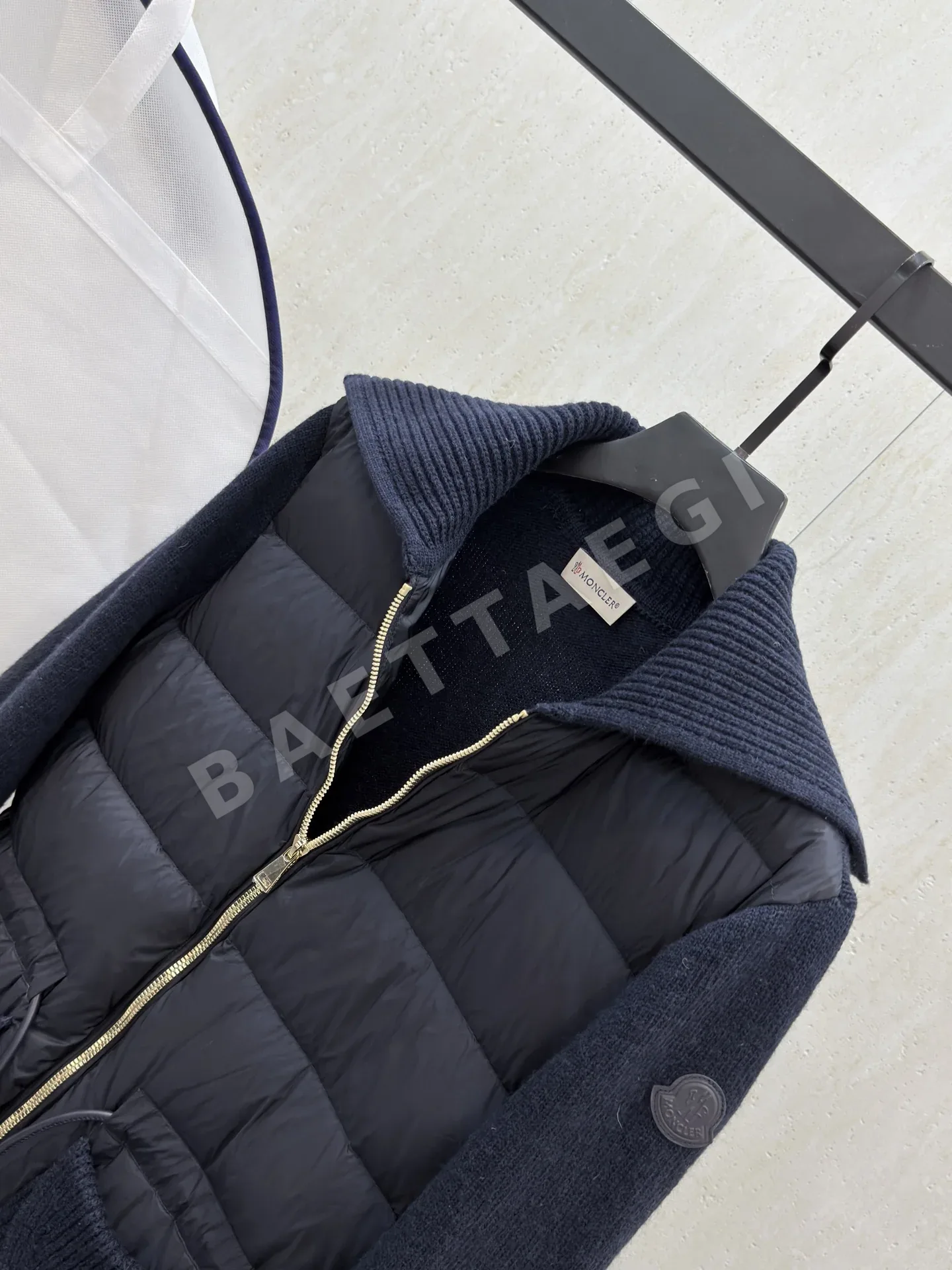 몽클레르 여성 화이트 덕다운 패딩 상세 이미지 6