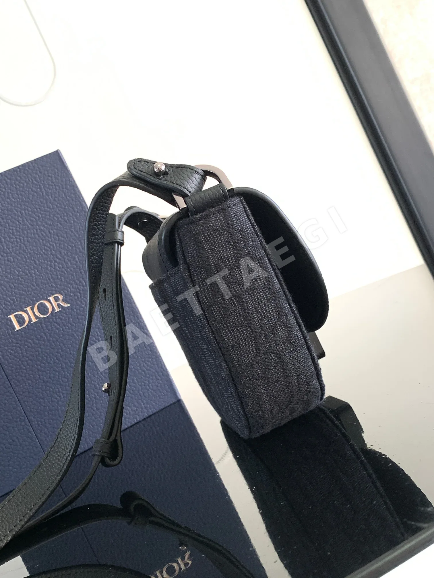 디올 새들 미니 메신저 가방 상세 이미지 2